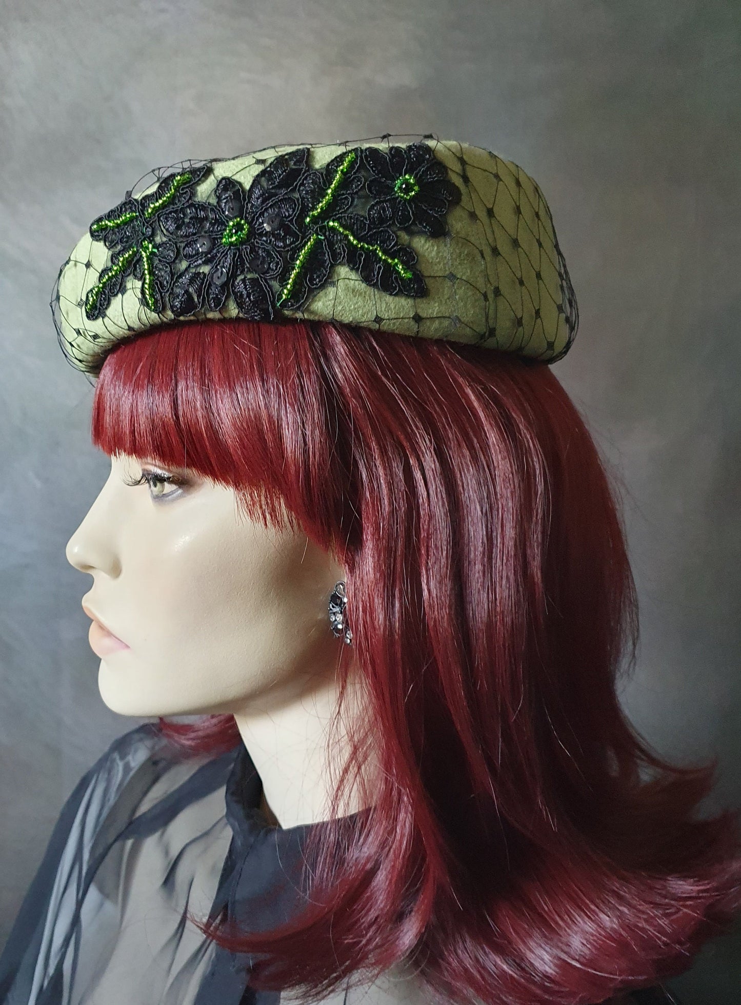 Unieke groene Baret hoed, handgemaakt met kanten sluier, winterhoed, fascinator, gastenhoed, evenement, bruiloft, speciale gelegenheden