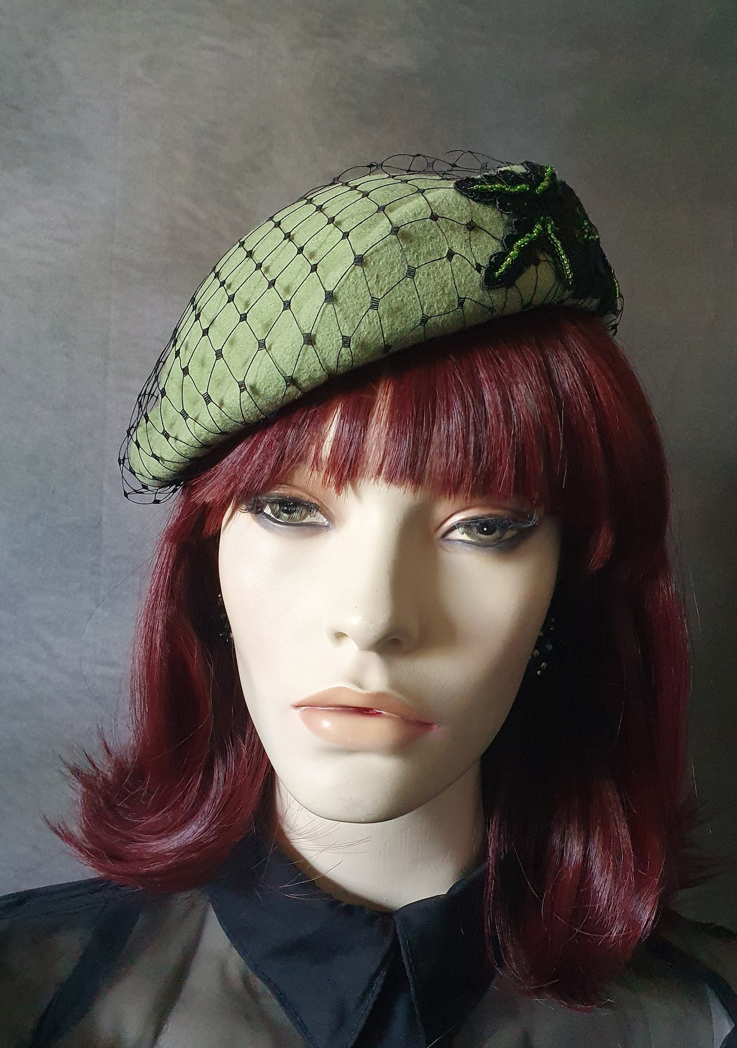 Unieke groene Baret hoed, handgemaakt met kanten sluier, winterhoed, fascinator, gastenhoed, evenement, bruiloft, speciale gelegenheden