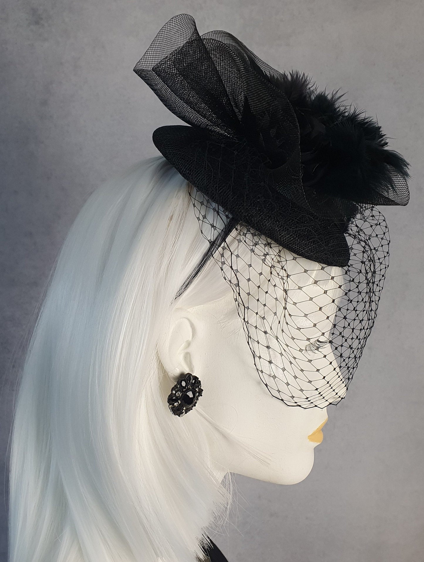 Zwarte fascinator handgemaakt van sinamay, met crinoline haan veren en metalen diadeem, hoofdtooi - Perfect voor feestelijke gelegenheden