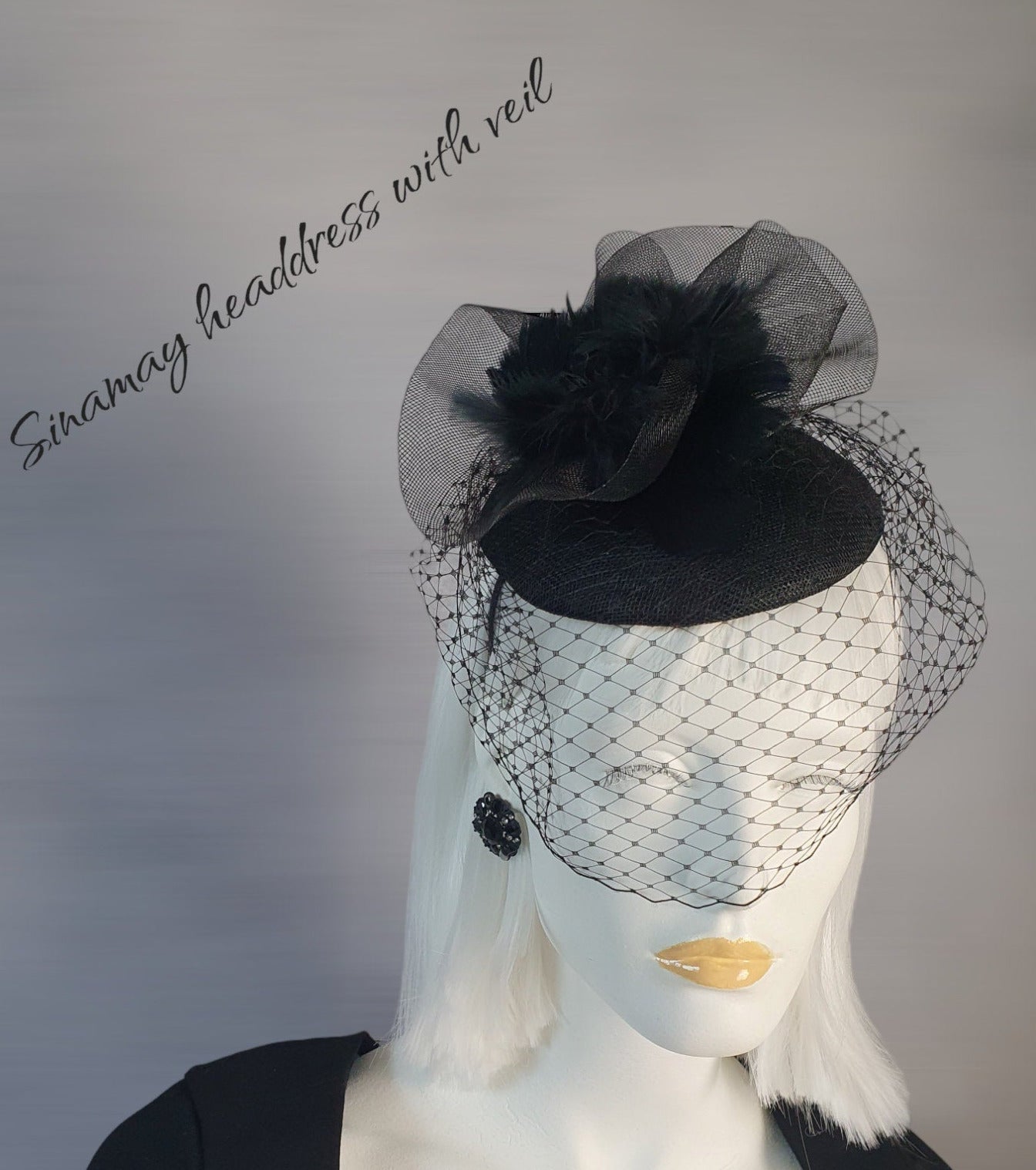 Zwarte fascinator handgemaakt van sinamay, met crinoline haan veren en metalen diadeem, hoofdtooi - Perfect voor feestelijke gelegenheden