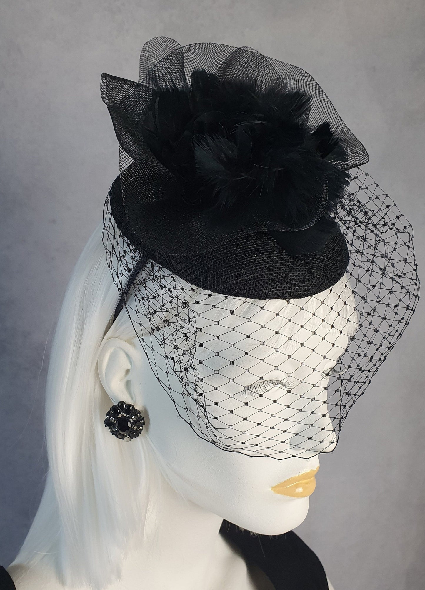 Zwarte fascinator handgemaakt van sinamay, met crinoline haan veren en metalen diadeem, hoofdtooi - Perfect voor feestelijke gelegenheden