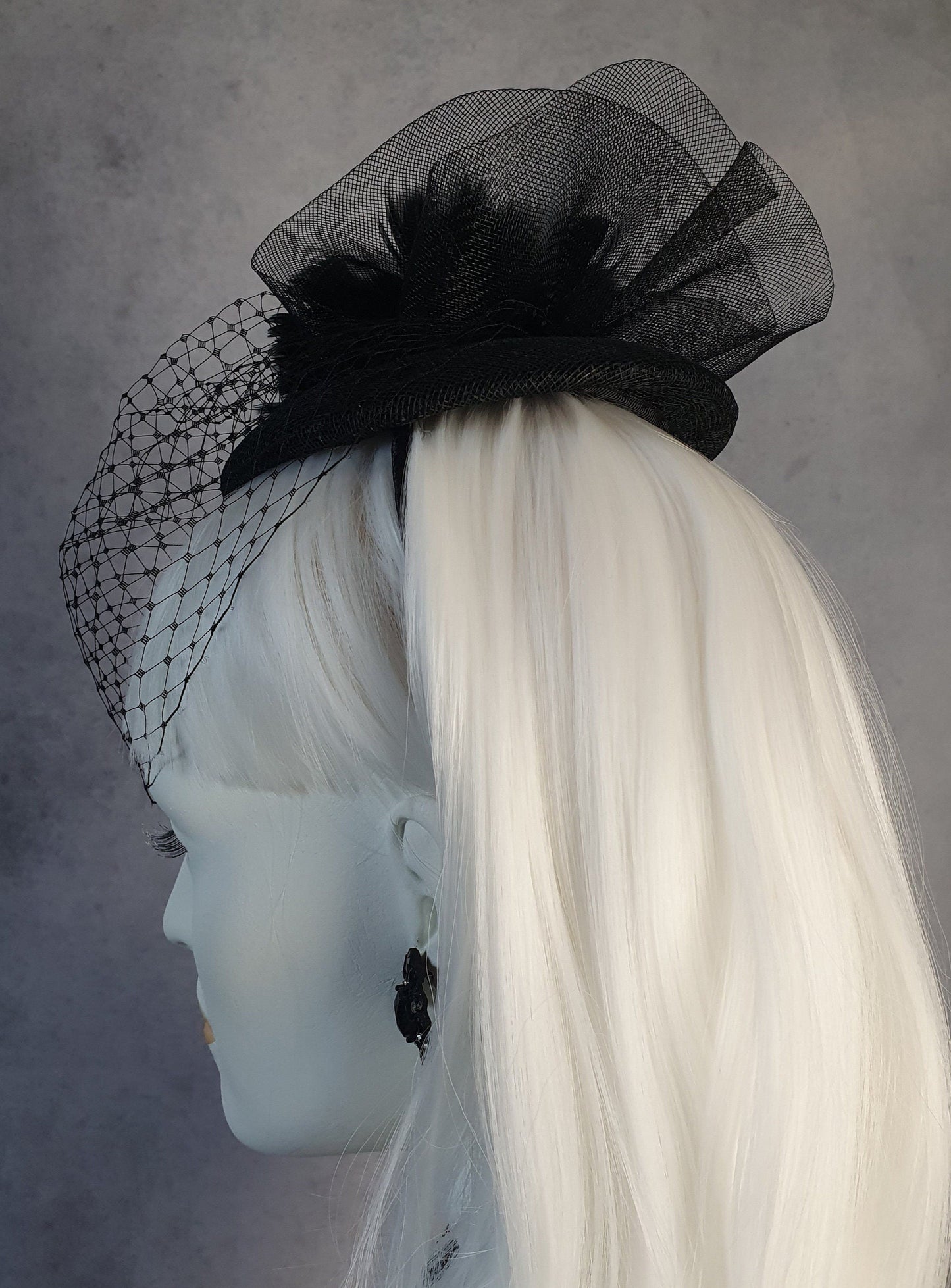 Zwarte fascinator handgemaakt van sinamay, met crinoline haan veren en metalen diadeem, hoofdtooi - Perfect voor feestelijke gelegenheden