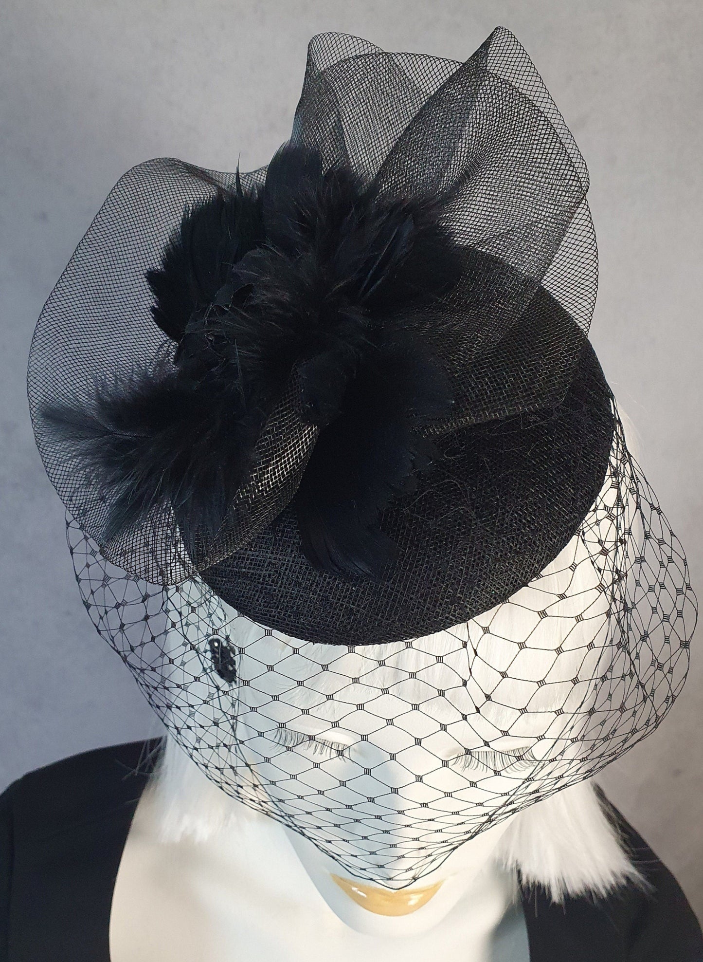 Zwarte fascinator handgemaakt van sinamay, met crinoline haan veren en metalen diadeem, hoofdtooi - Perfect voor feestelijke gelegenheden