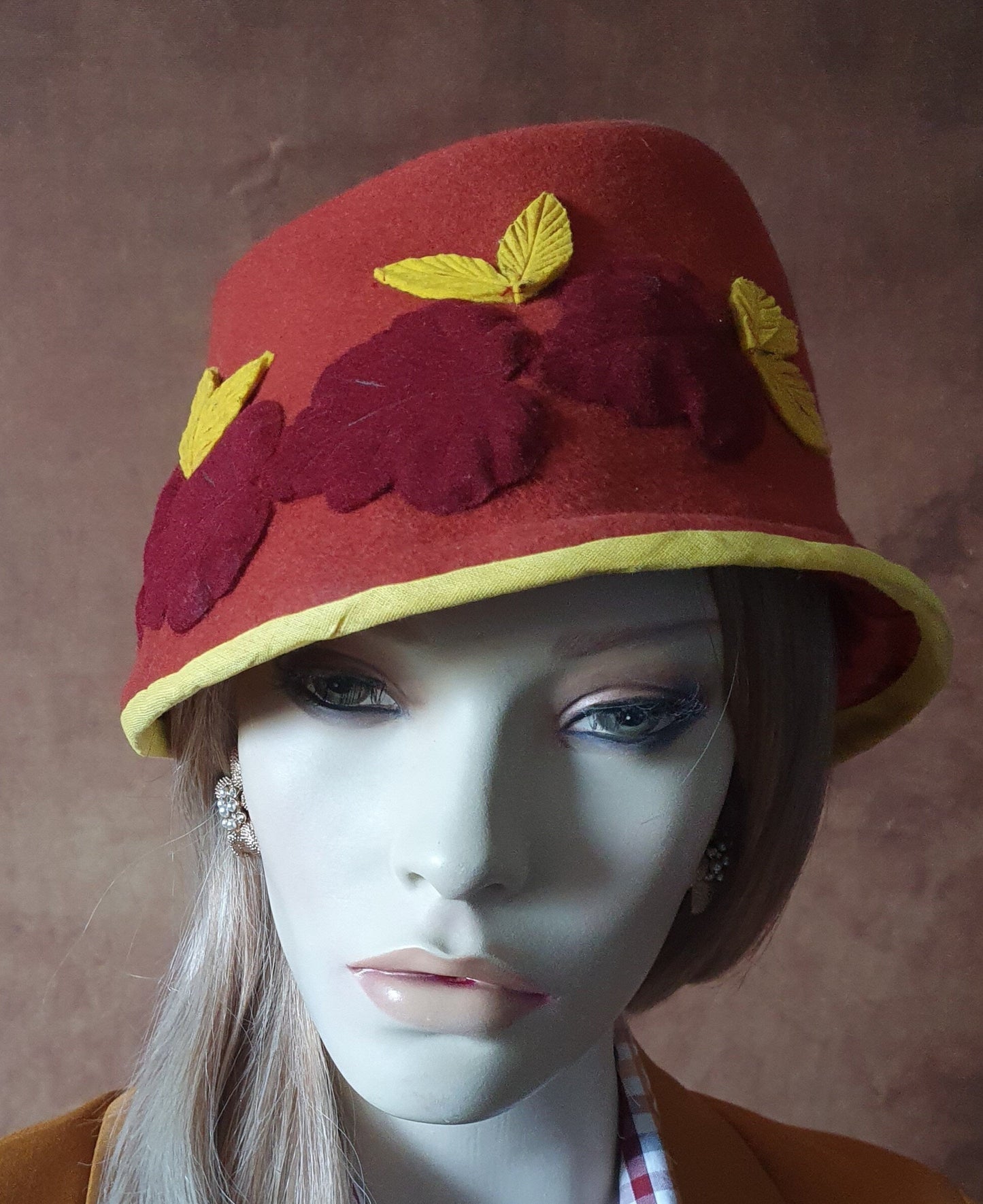 Vilten hoed, handgemaakt in de kleur oranje. Voor dames, met herfstbladeren. Perfect voor de herfst & winter en speciale gelegenheden.