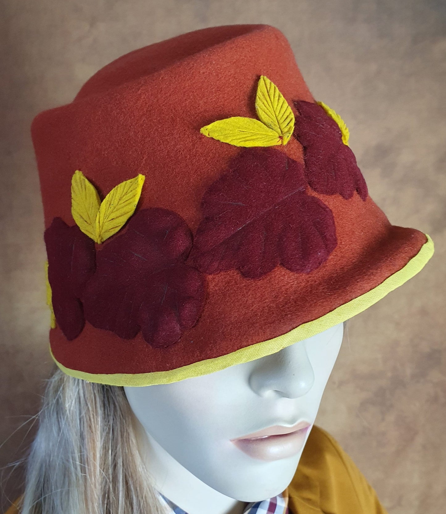 Vilten hoed, handgemaakt in de kleur oranje. Voor dames, met herfstbladeren. Perfect voor de herfst & winter en speciale gelegenheden.