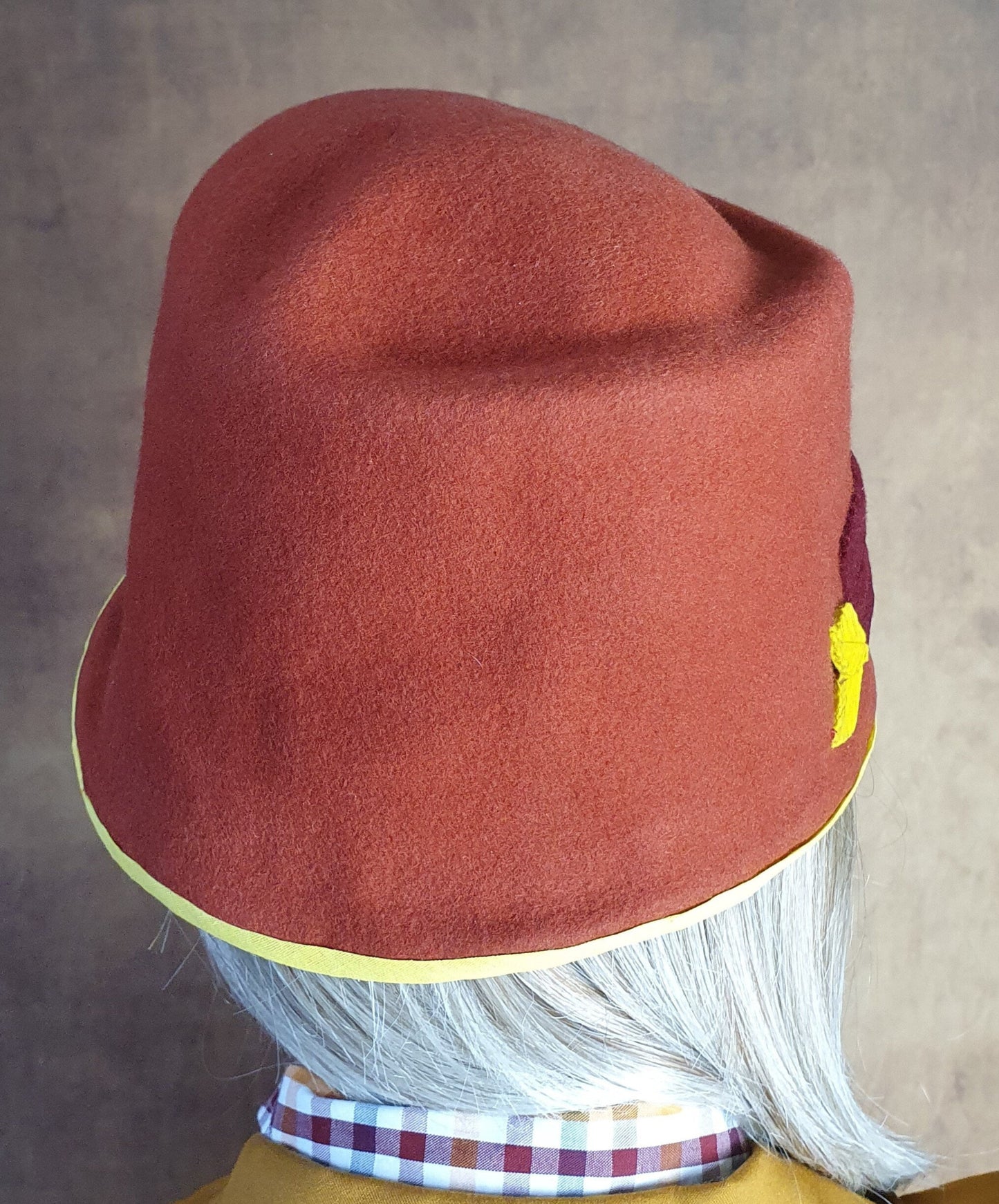 Vilten hoed, handgemaakt in de kleur oranje. Voor dames, met herfstbladeren. Perfect voor de herfst & winter en speciale gelegenheden.
