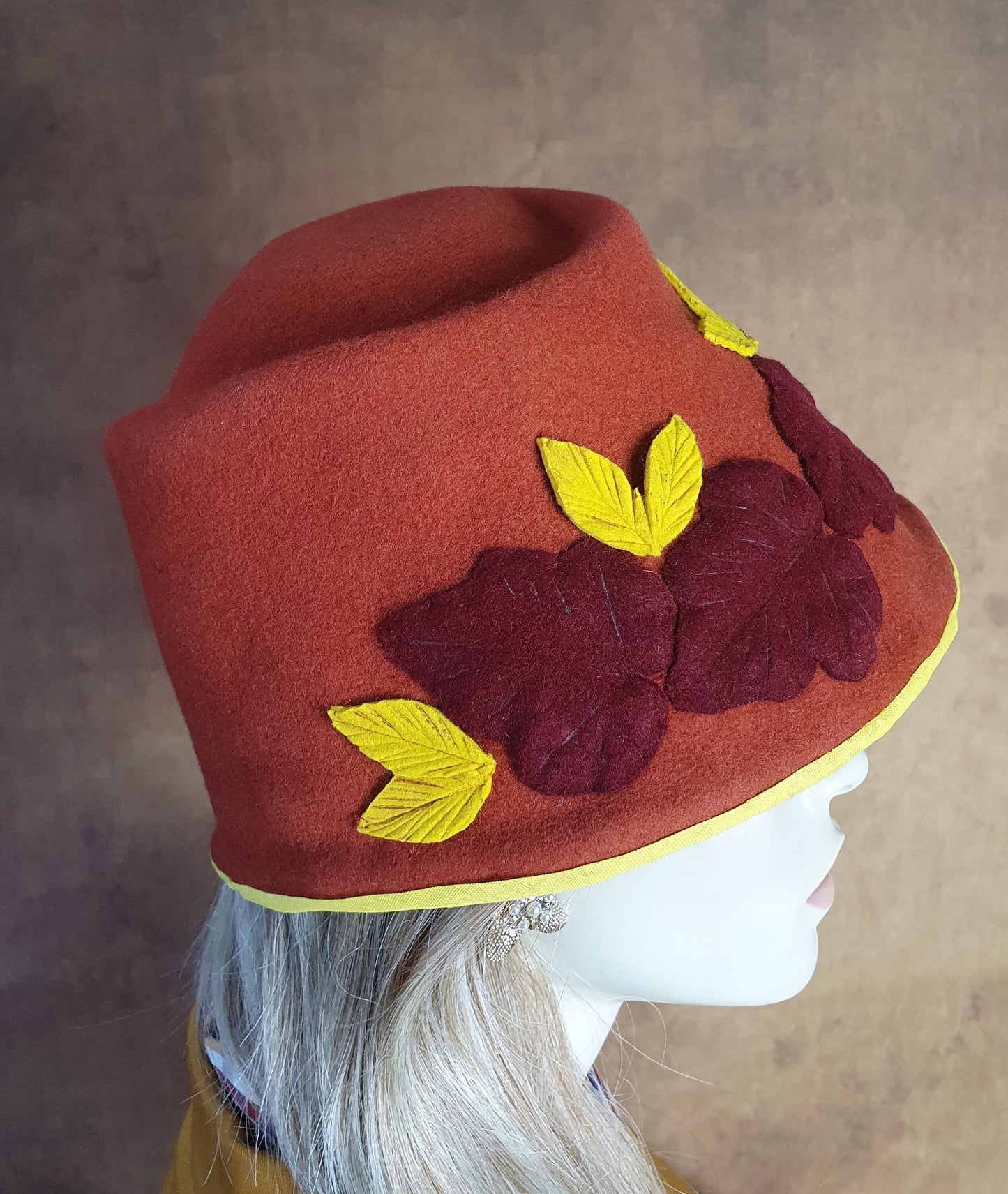 Vilten hoed, handgemaakt in de kleur oranje. Voor dames, met herfstbladeren. Perfect voor de herfst & winter en speciale gelegenheden.