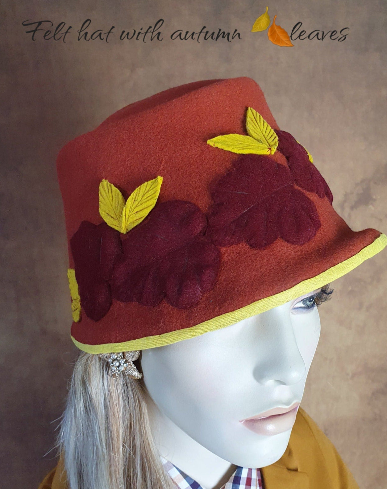 Vilten hoed, handgemaakt in de kleur oranje. Voor dames, met herfstbladeren. Perfect voor de herfst & winter en speciale gelegenheden.
