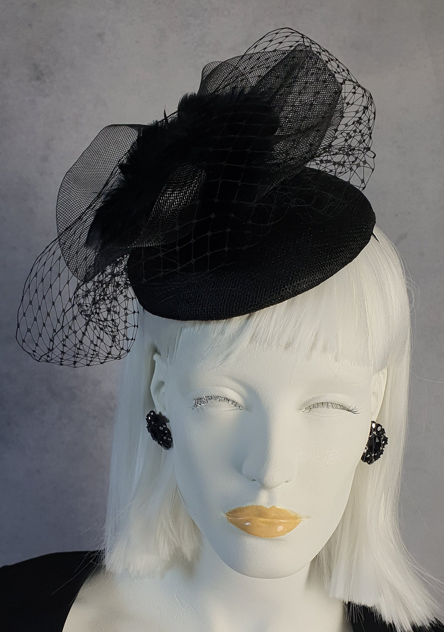 Zwarte fascinator handgemaakt van sinamay, met crinoline haan veren en metalen diadeem, hoofdtooi - Perfect voor feestelijke gelegenheden