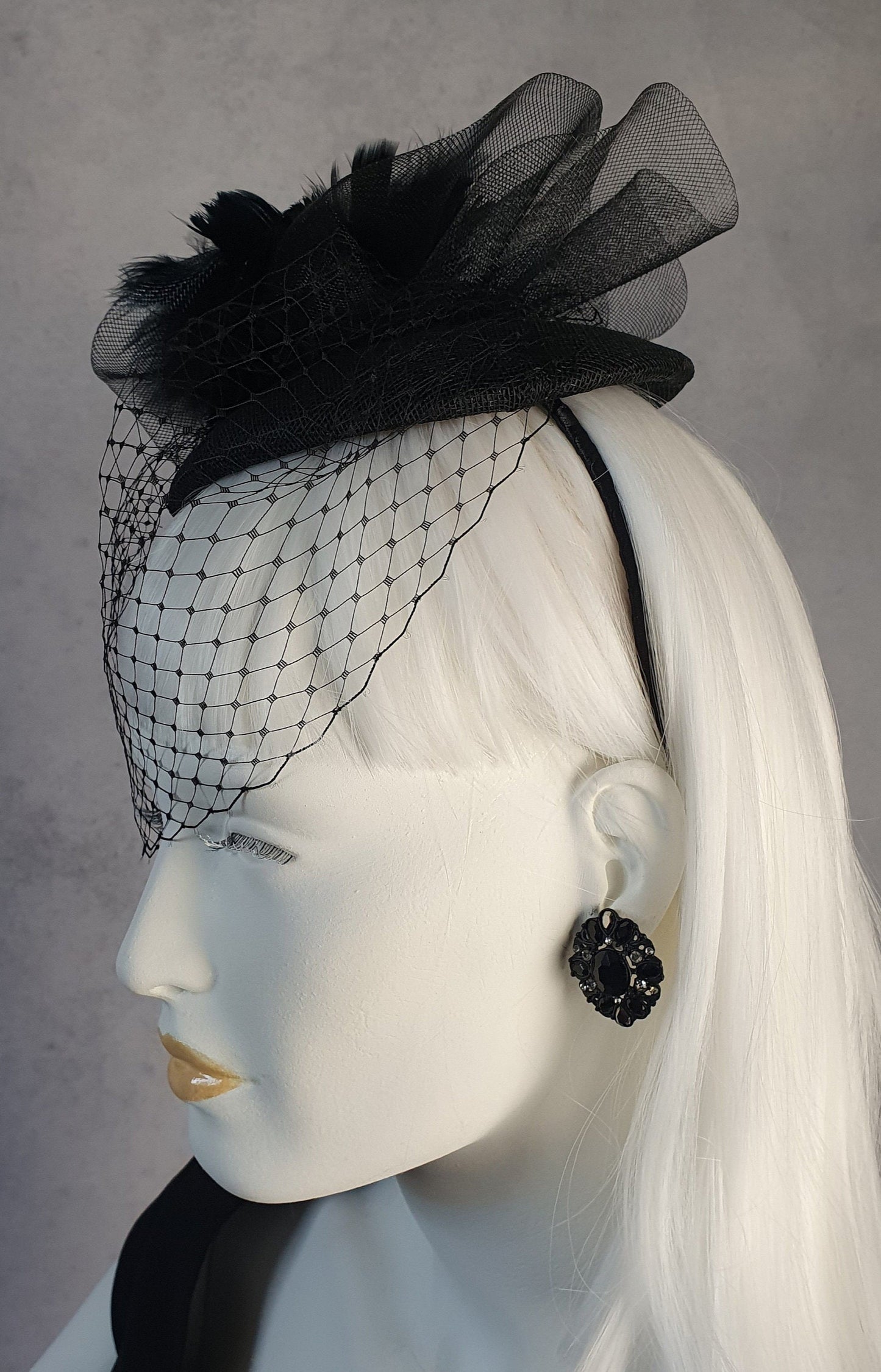 Zwarte fascinator handgemaakt van sinamay, met crinoline haan veren en metalen diadeem, hoofdtooi - Perfect voor feestelijke gelegenheden