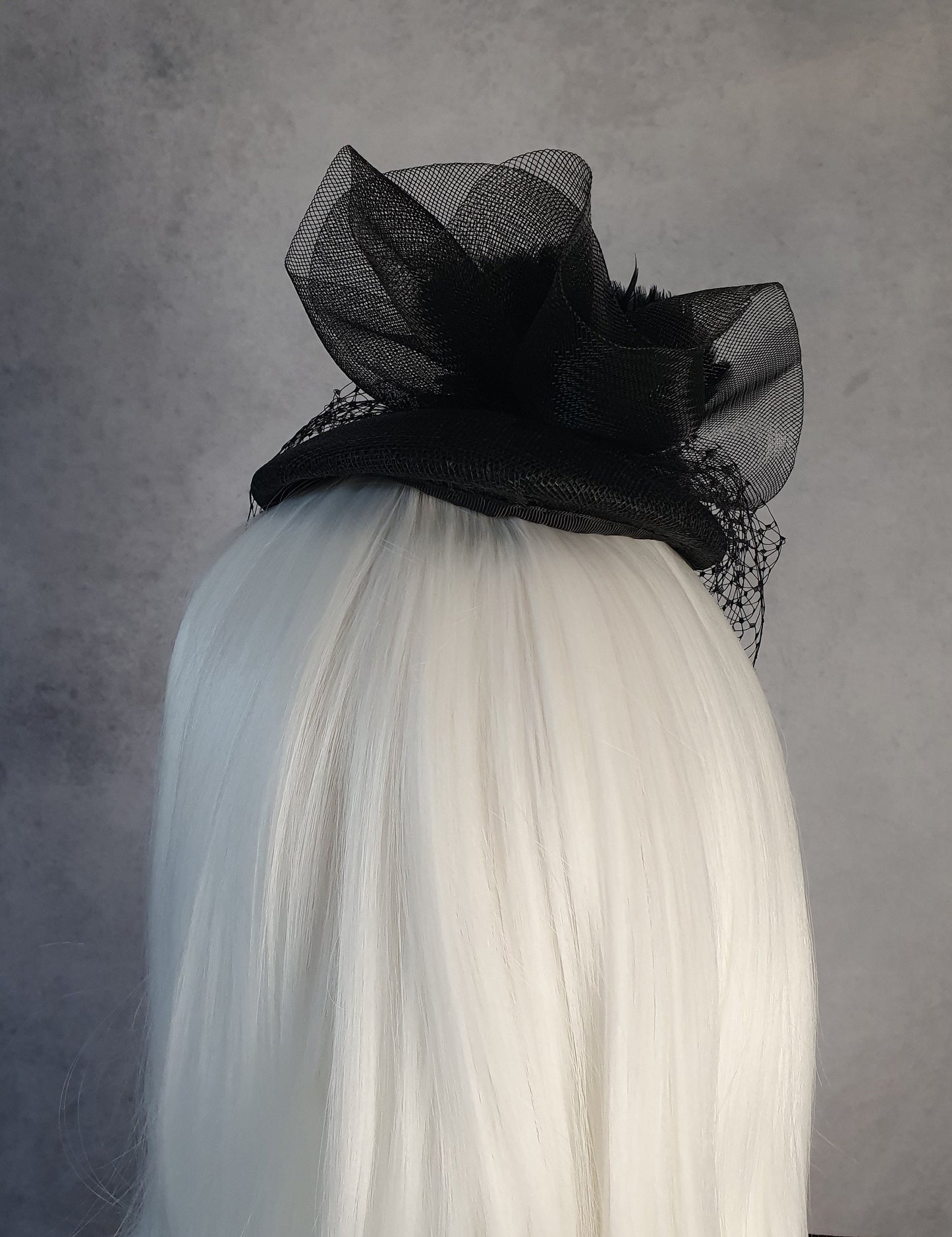 Zwarte fascinator handgemaakt van sinamay, met crinoline haan veren en metalen diadeem, hoofdtooi - Perfect voor feestelijke gelegenheden