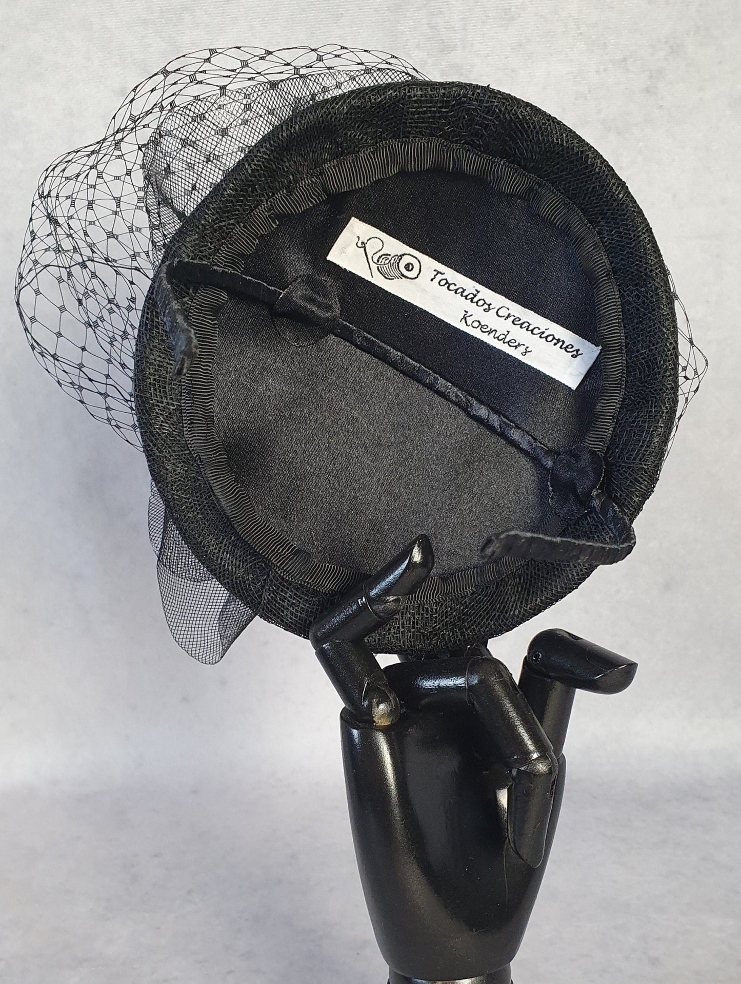 Zwarte fascinator handgemaakt van sinamay, met crinoline haan veren en metalen diadeem, hoofdtooi - Perfect voor feestelijke gelegenheden