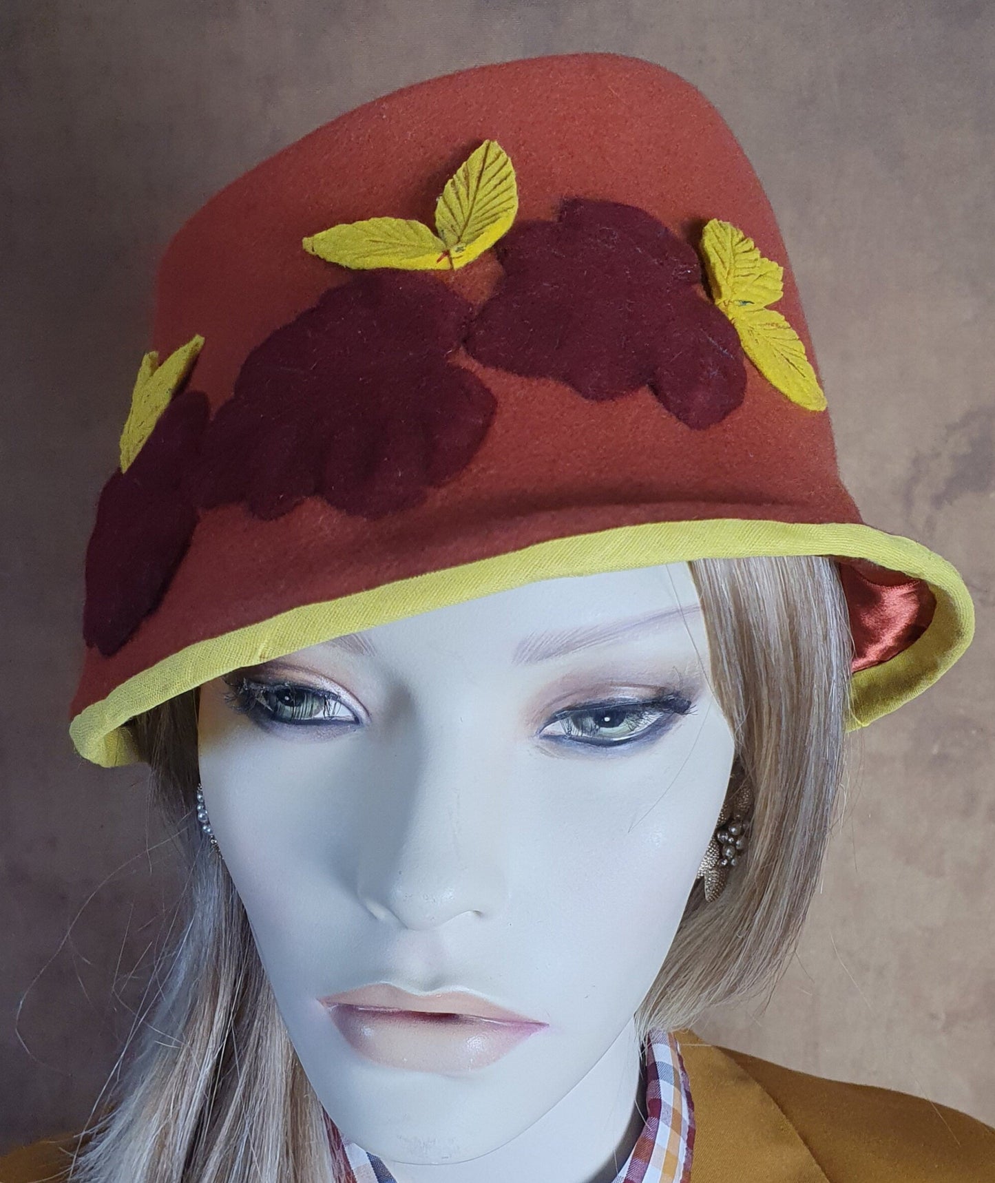 Vilten hoed, handgemaakt in de kleur oranje. Voor dames, met herfstbladeren. Perfect voor de herfst & winter en speciale gelegenheden.