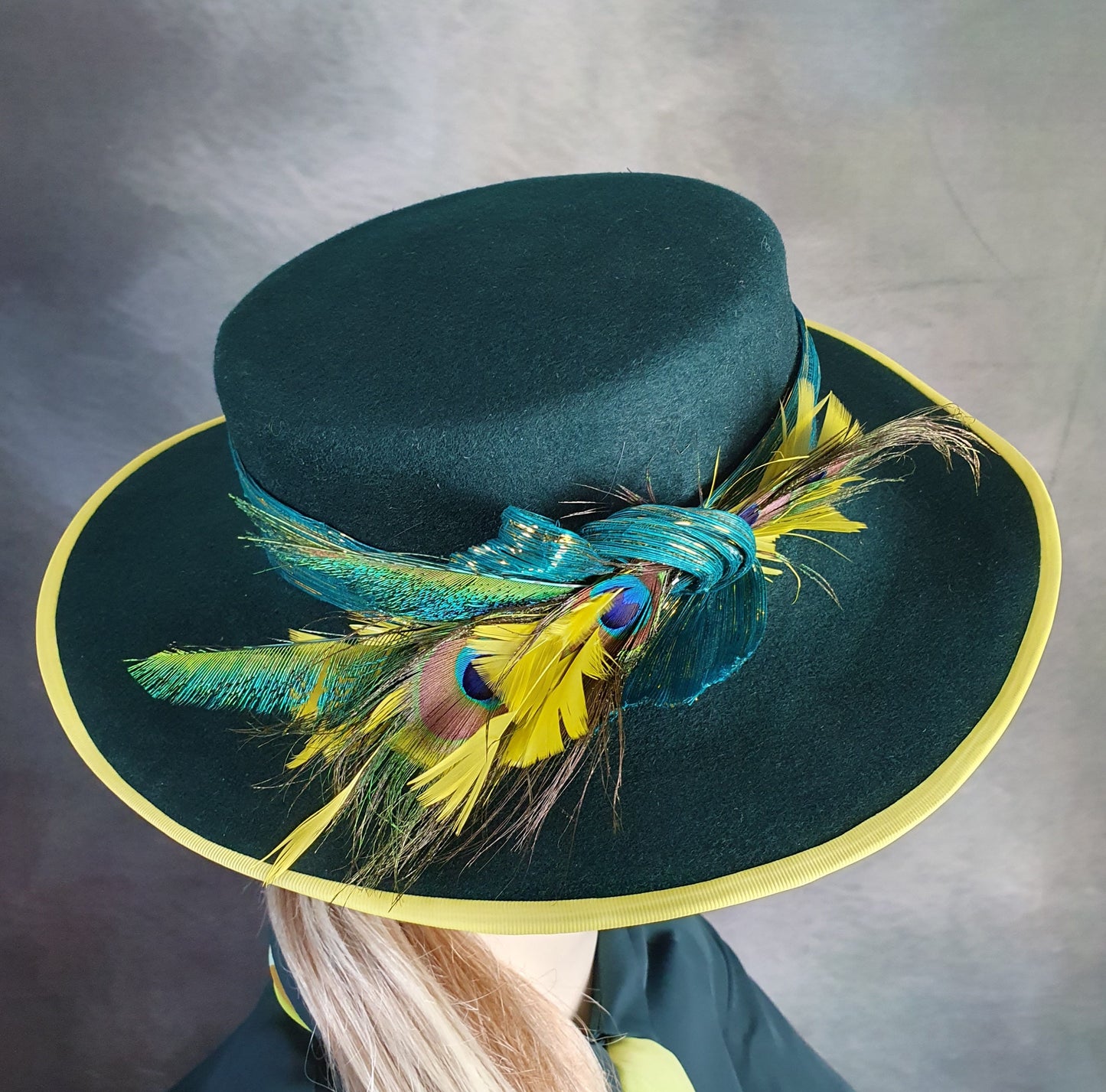 Stijlvolle handgemaakte groen met gele pamela hoed voor vrouwen- Speciale gelegeheid, Herfst Winter, dameshoed, feestelijke evenementen
