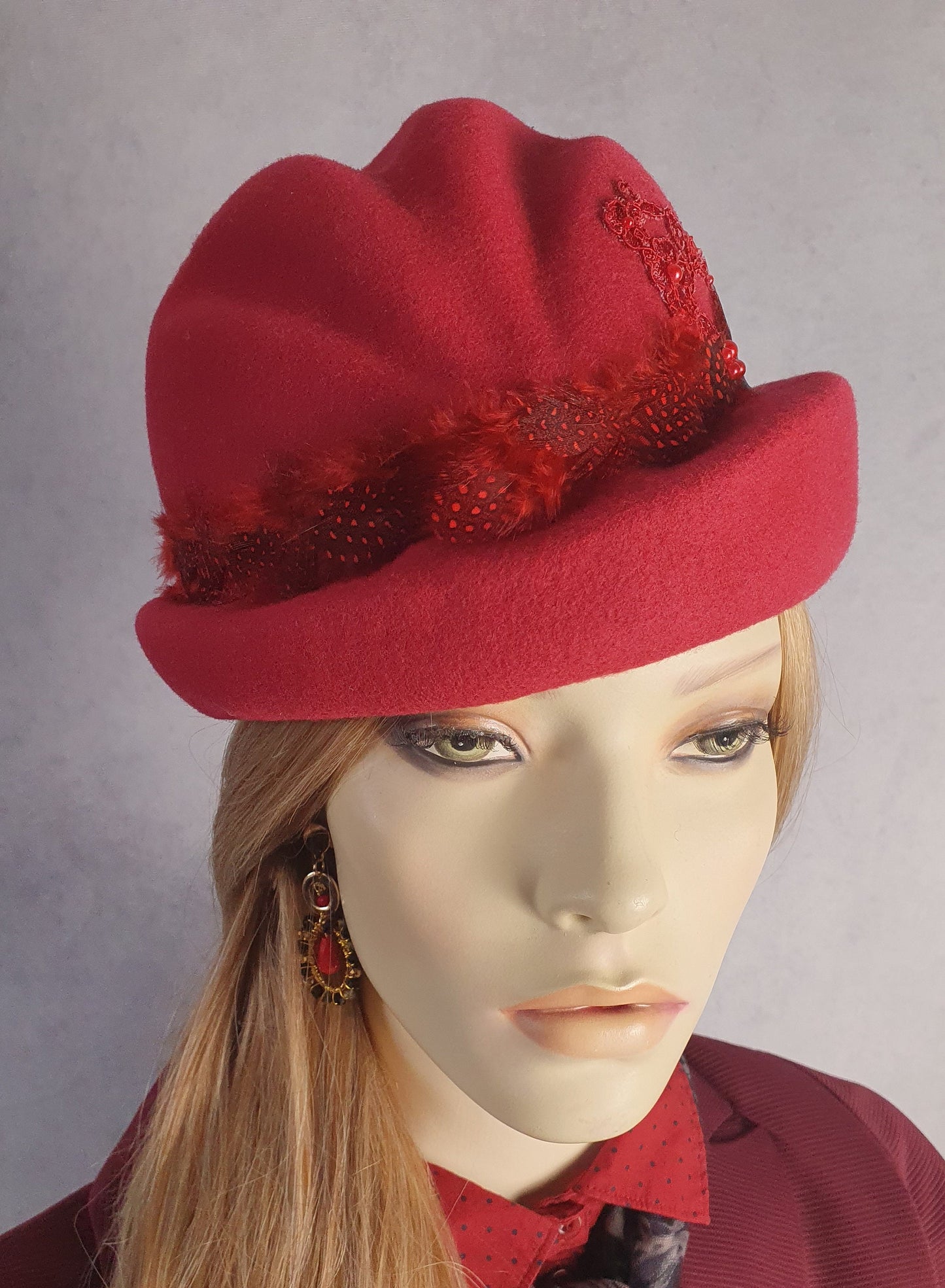 Handgemaakte vilten hoed in bordeaux rood, elegante vintage hoed met fazantenveren -Perfect voor de herfst & winter en speciale gelegenheden