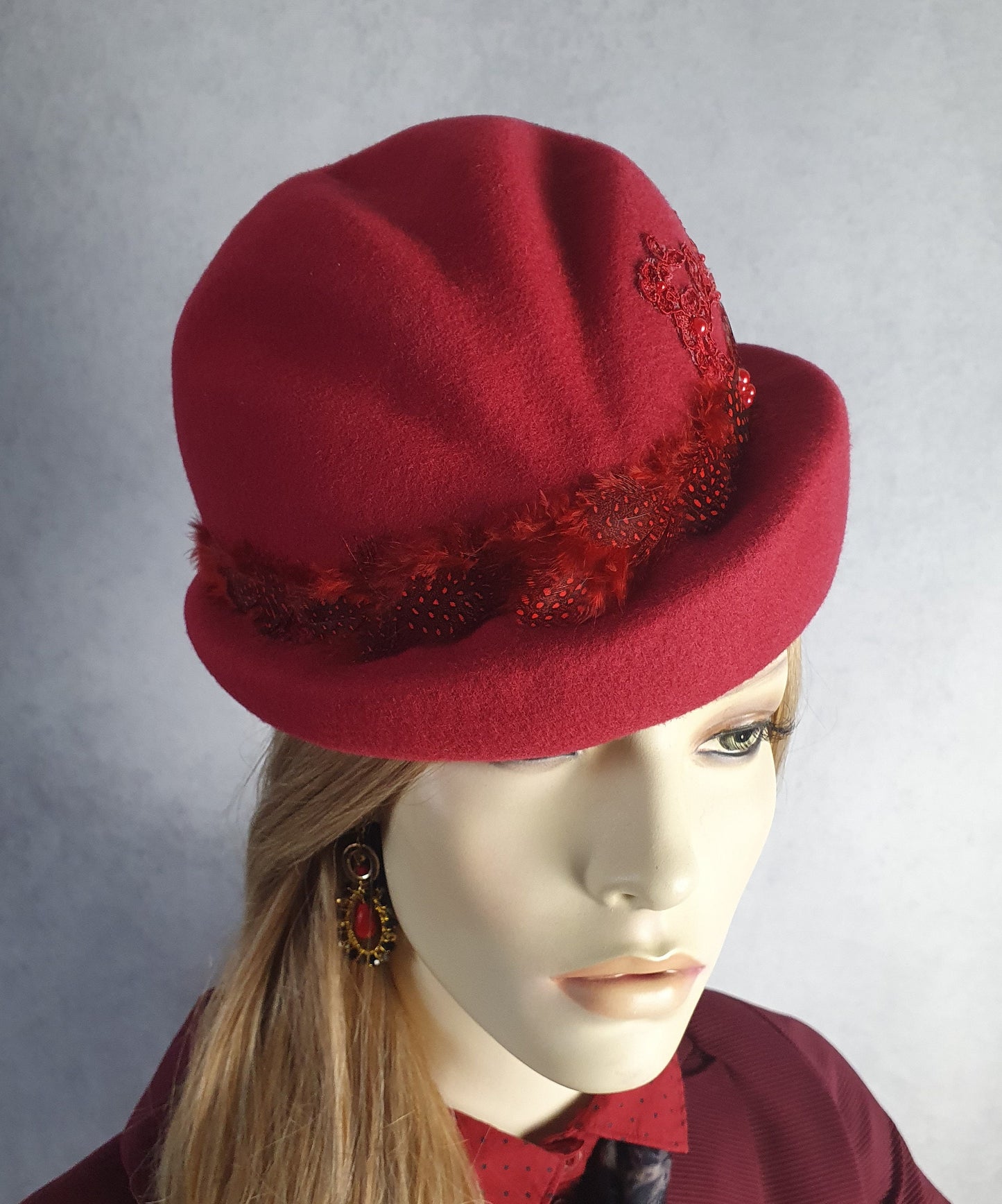Handgemaakte vilten hoed in bordeaux rood, elegante vintage hoed met fazantenveren -Perfect voor de herfst & winter en speciale gelegenheden