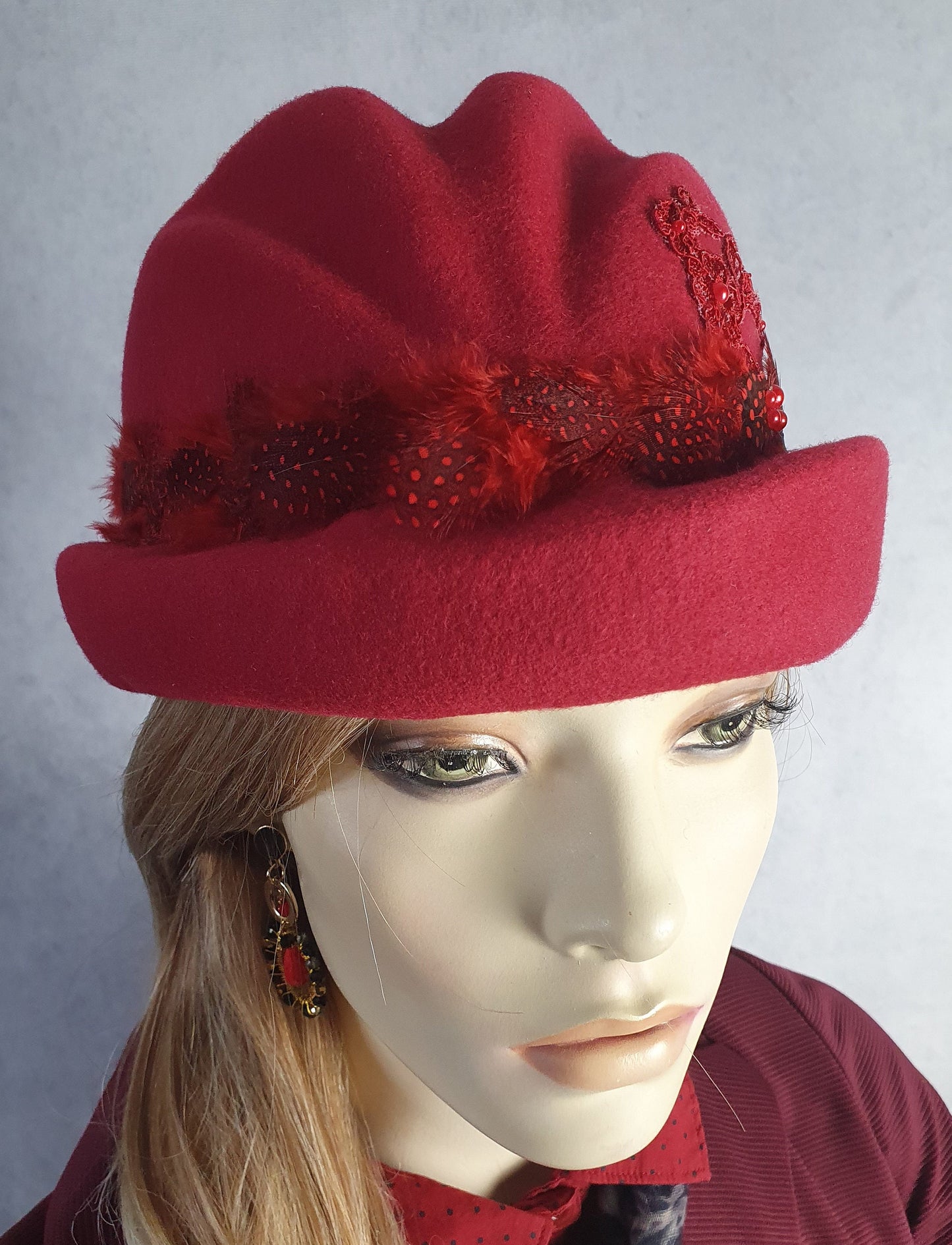Handgemaakte vilten hoed in bordeaux rood, elegante vintage hoed met fazantenveren -Perfect voor de herfst & winter en speciale gelegenheden