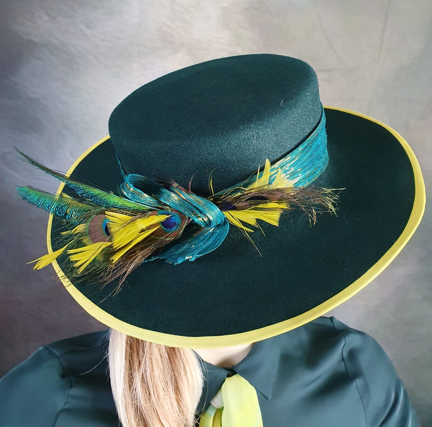 Stijlvolle handgemaakte groen met gele pamela hoed voor vrouwen- Speciale gelegeheid, Herfst Winter, dameshoed, feestelijke evenementen