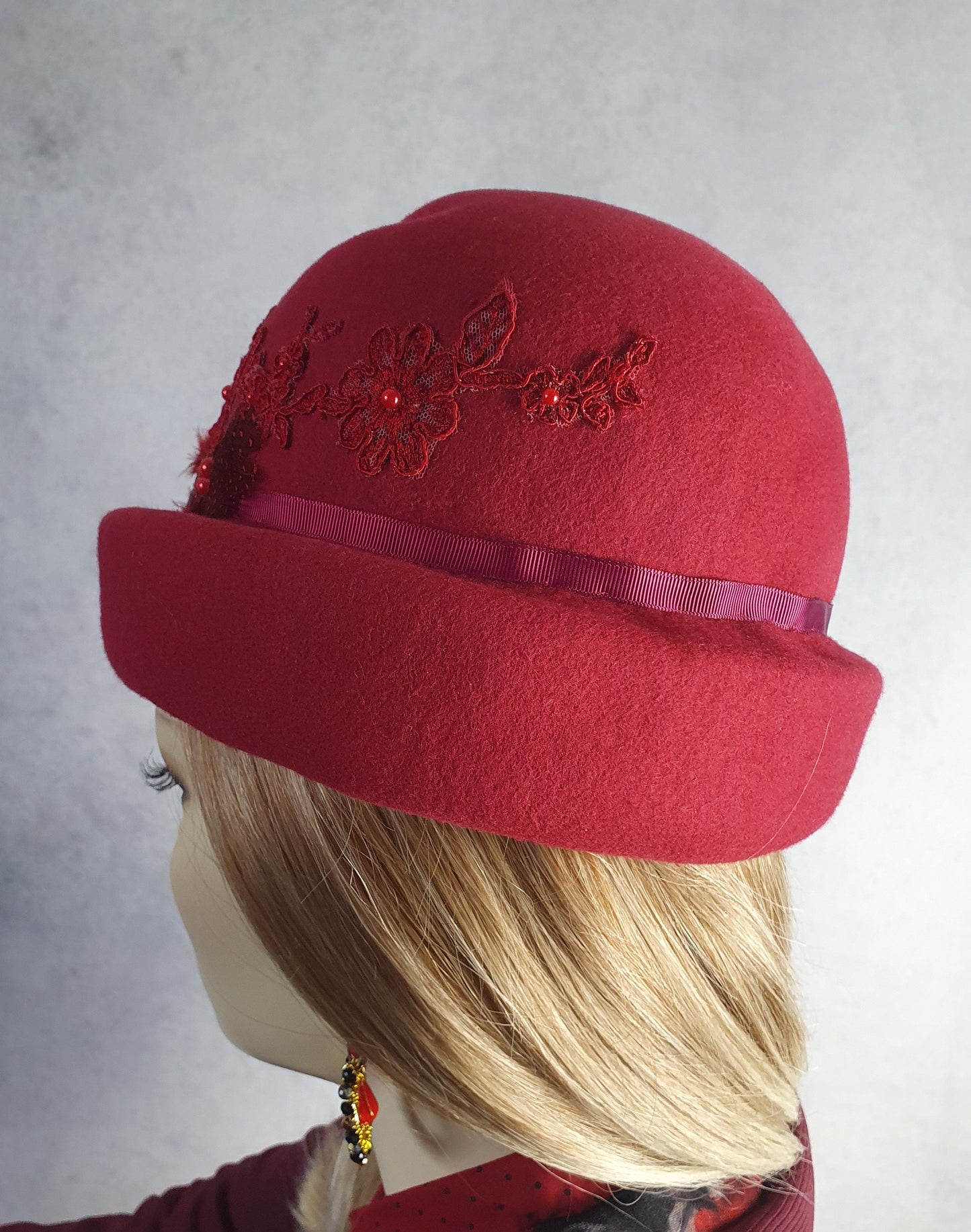 Handgemaakte vilten hoed in bordeaux rood, elegante vintage hoed met fazantenveren -Perfect voor de herfst & winter en speciale gelegenheden