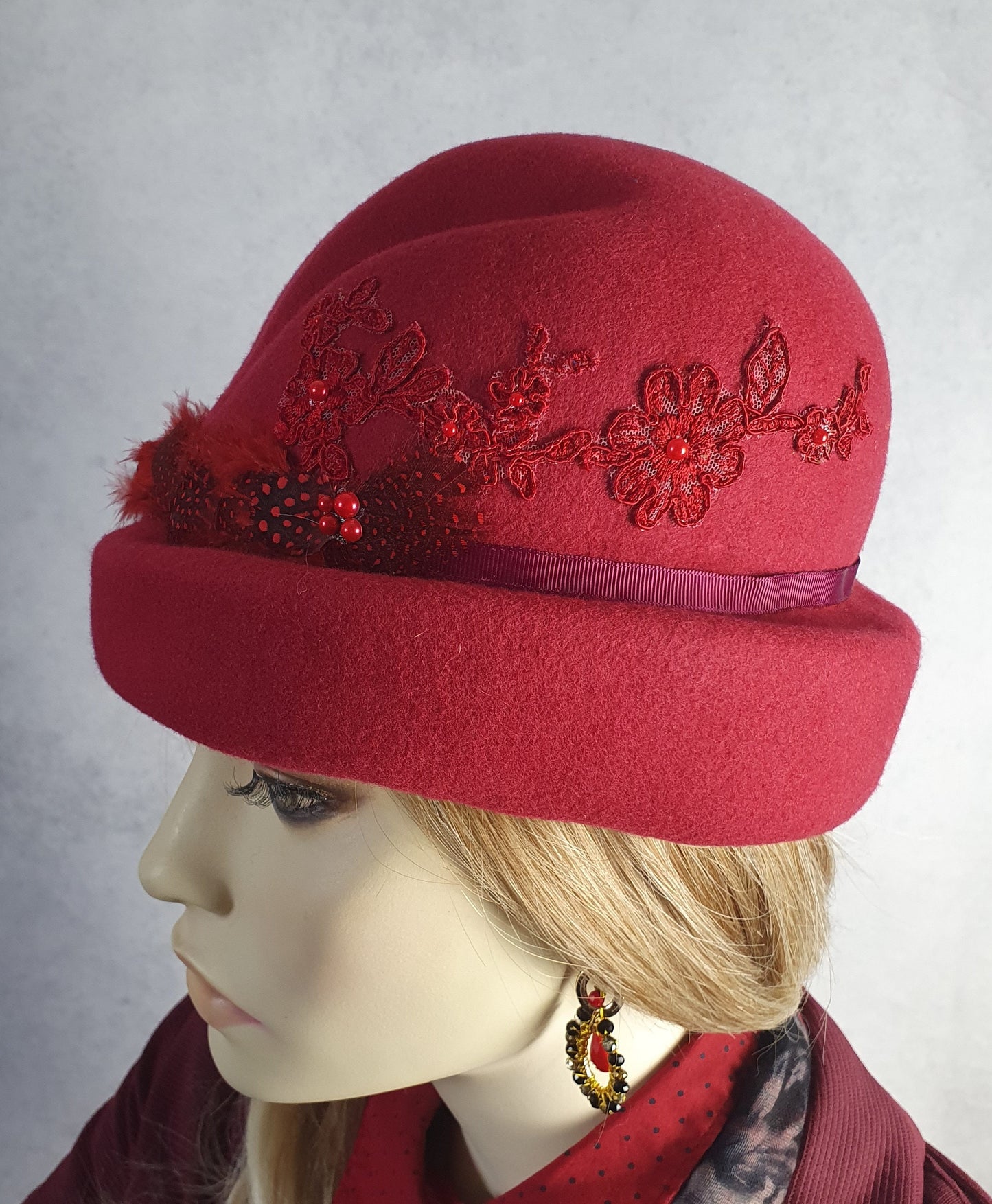Handgemaakte vilten hoed in bordeaux rood, elegante vintage hoed met fazantenveren -Perfect voor de herfst & winter en speciale gelegenheden