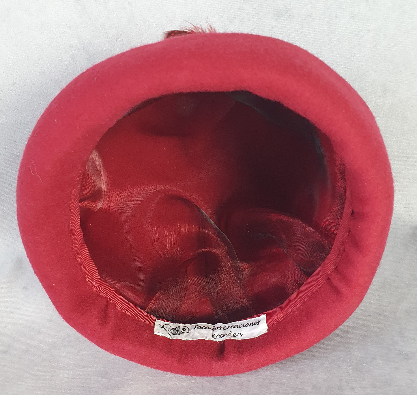 Handgemaakte vilten hoed in bordeaux rood, elegante vintage hoed met fazantenveren -Perfect voor de herfst & winter en speciale gelegenheden