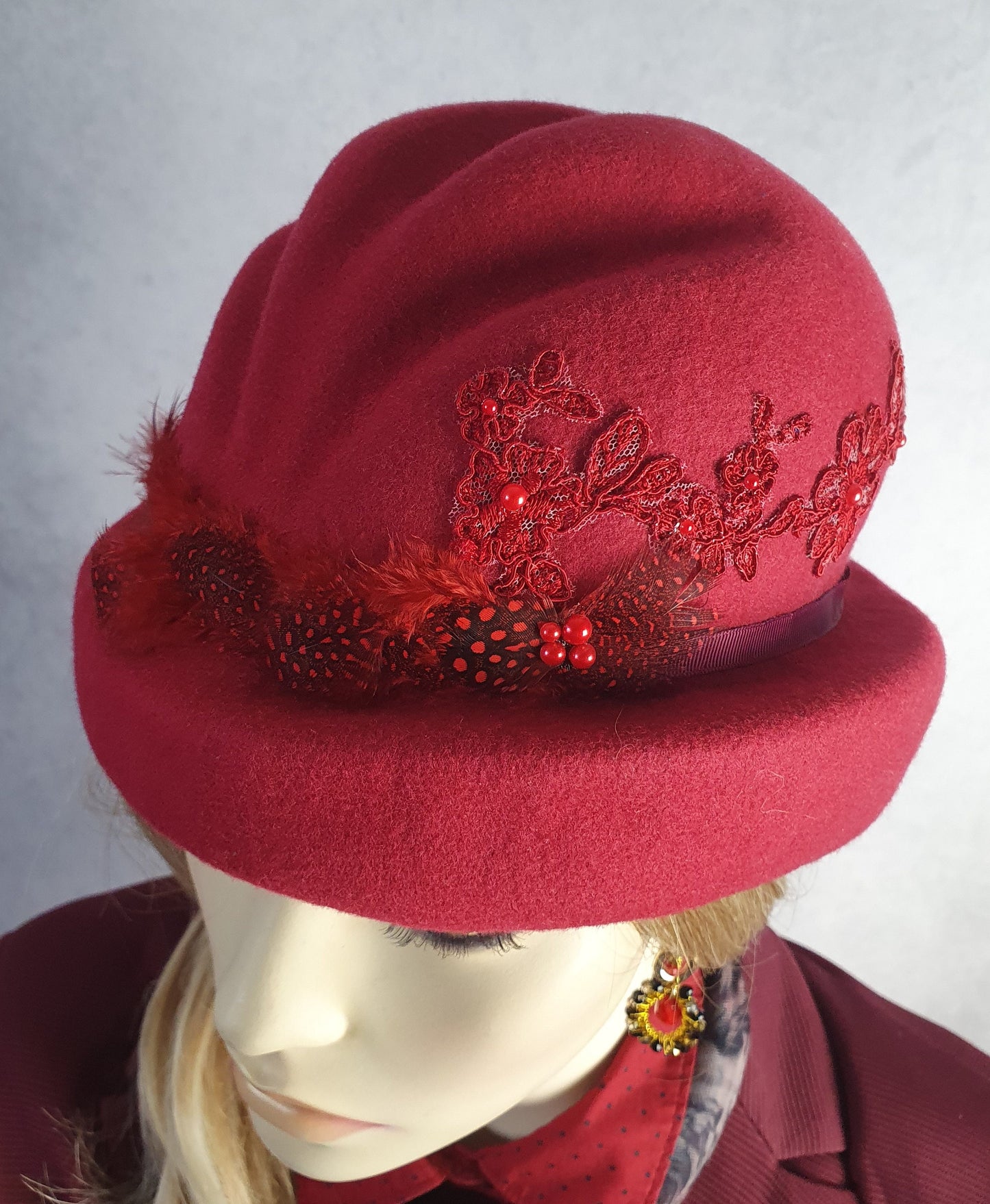 Handgemaakte vilten hoed in bordeaux rood, elegante vintage hoed met fazantenveren -Perfect voor de herfst & winter en speciale gelegenheden