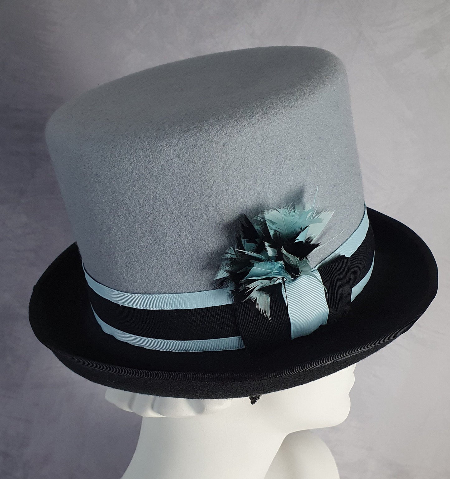 Handgemaakte vilthoed met fazantenveren, blauw met donkergrijze hoge hoed, unisex hoed, Victoriaanse hoed-perfect voor speciale gelegenheden