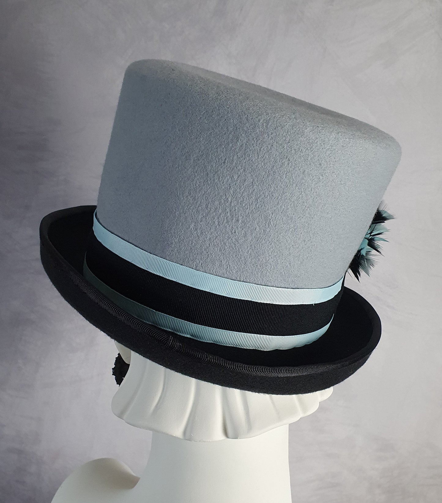 Handgemaakte vilthoed met fazantenveren, blauw met donkergrijze hoge hoed, unisex hoed, Victoriaanse hoed-perfect voor speciale gelegenheden