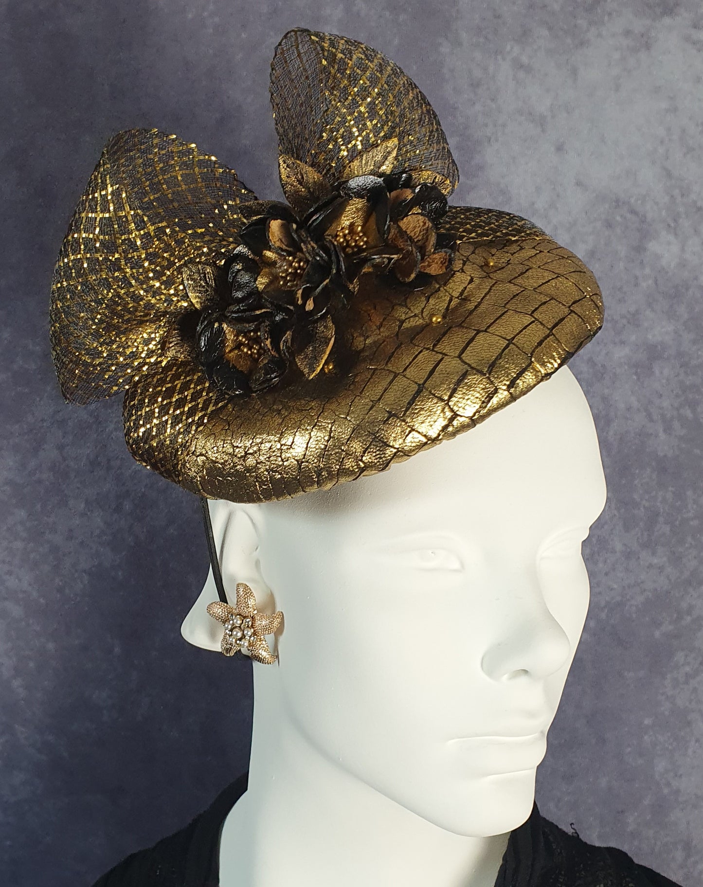 Fascinator handgemaakt in goud leer met zwart, bruiloft hoofdtooi, elegante dameshoed voor een speciale gelegenheid