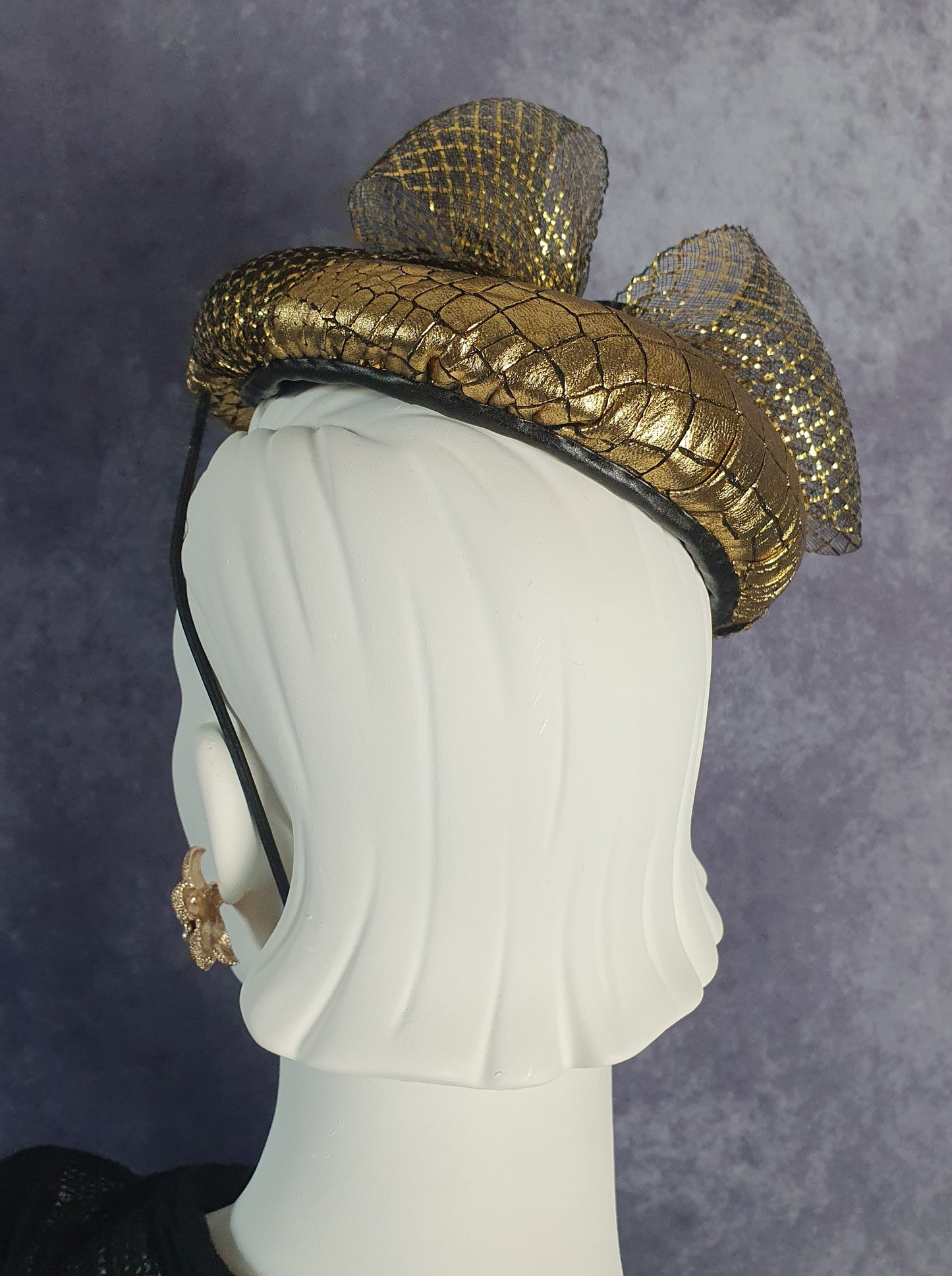 Fascinator handmade in gold leather with black, wedding headdress, elegant women's hat for a special occasion