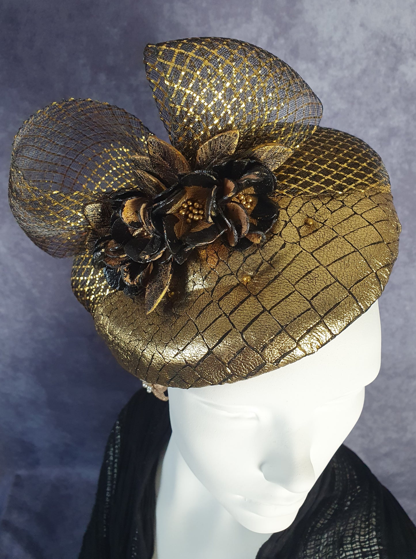 Tocado hecho a mano en cuero dorado con negro, tocado de boda, elegante sombrero de mujer para una ocasión especial