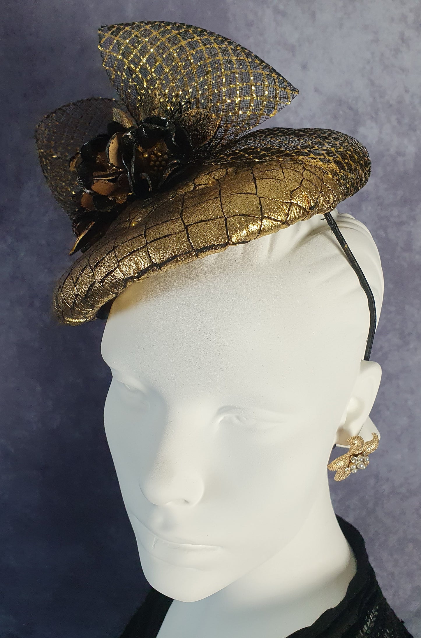Tocado hecho a mano en cuero dorado con negro, tocado de boda, elegante sombrero de mujer para una ocasión especial
