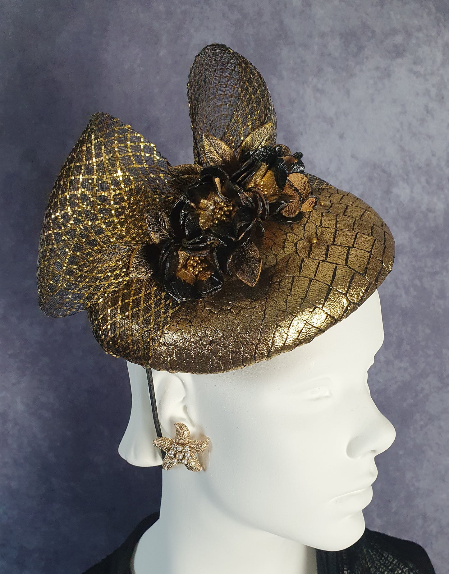 Fascinator handgemaakt in goud leer met zwart, bruiloft hoofdtooi, elegante dameshoed voor een speciale gelegenheid
