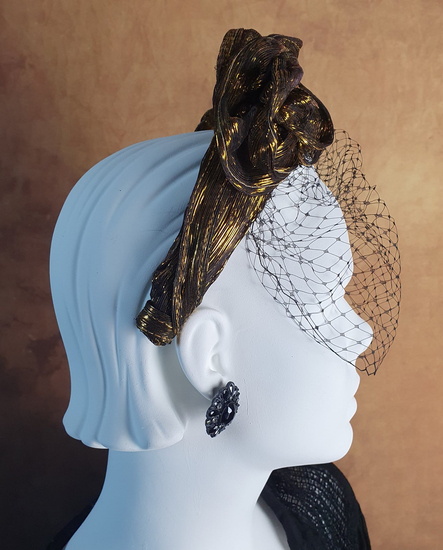 Diadema hecha a mano oro Negro Metalizado Seda Abaca- Elegante accesorio para el cabello para bodas, invitados y fiestas, diadema para el cabello de damas