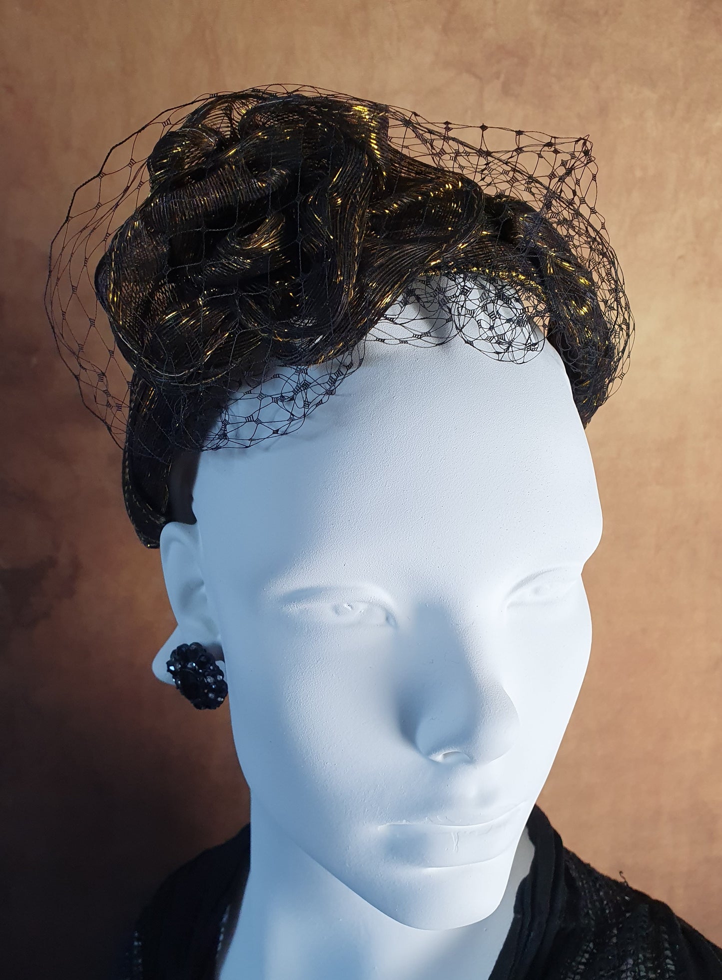 Diadema hecha a mano oro Negro Metalizado Seda Abaca- Elegante accesorio para el cabello para bodas, invitados y fiestas, diadema para el cabello de damas