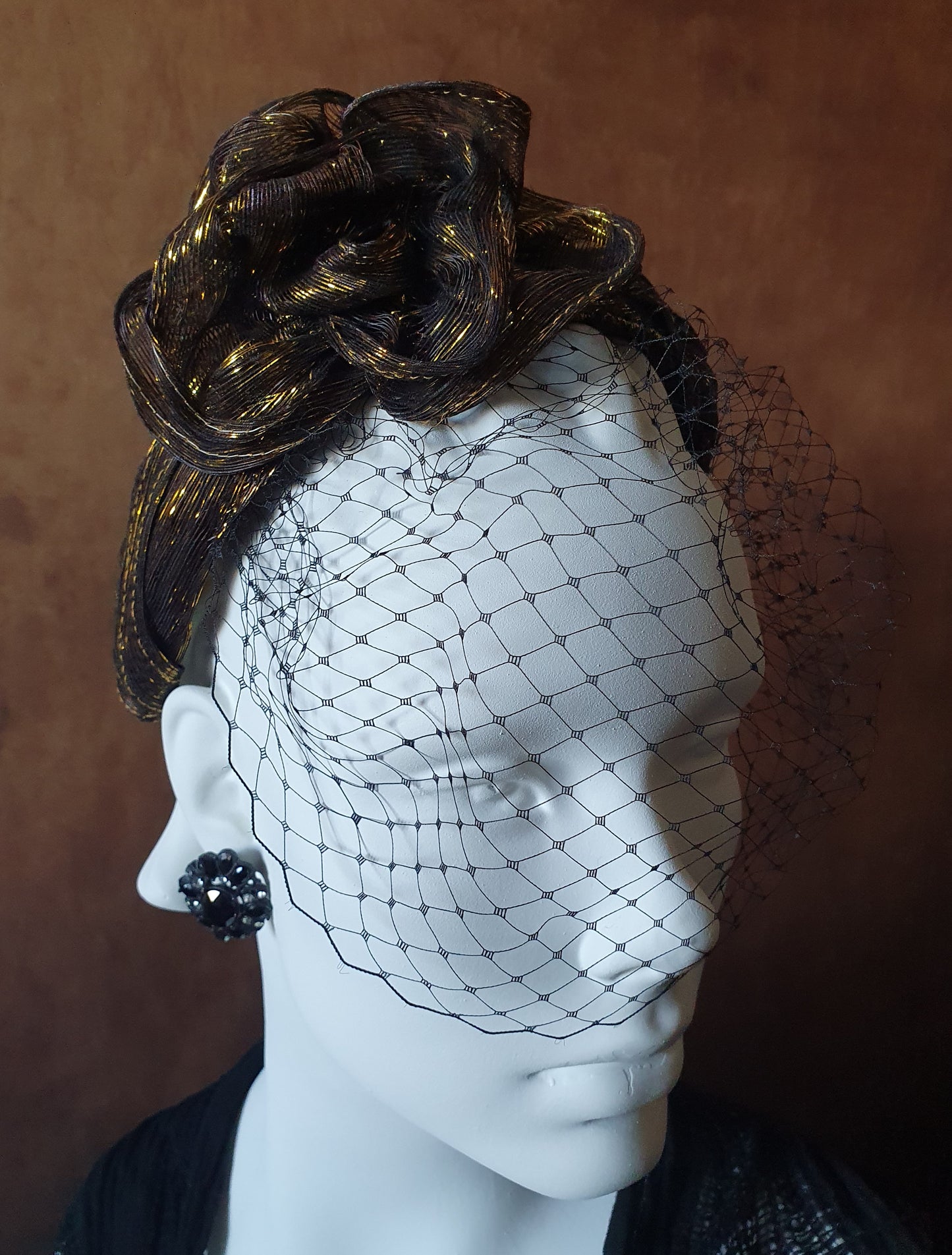 Handgemaakte hoofdband goud Zwart Metallic Zijde Abaca- Elegant Haaraccessoire voor Bruiloften, Gasten en Feesten, dames haar haarband
