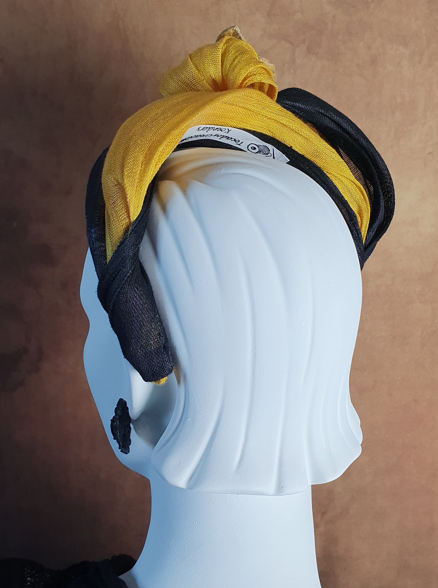 Handgemaakte gele en zwarte abaca zijden hoofdband, fascinator, tiara, gast hoofdband, bruids hoofdband, speciale gelegenheid