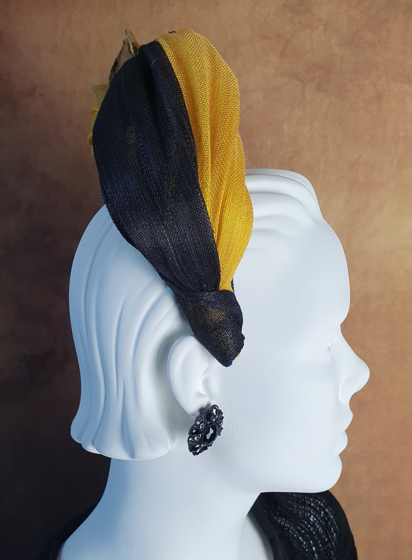 Diadema de seda de abacá amarilla y negra hecha a mano, fascinador, tiara, diadema de invitada, diadema de novia, ocasión especial