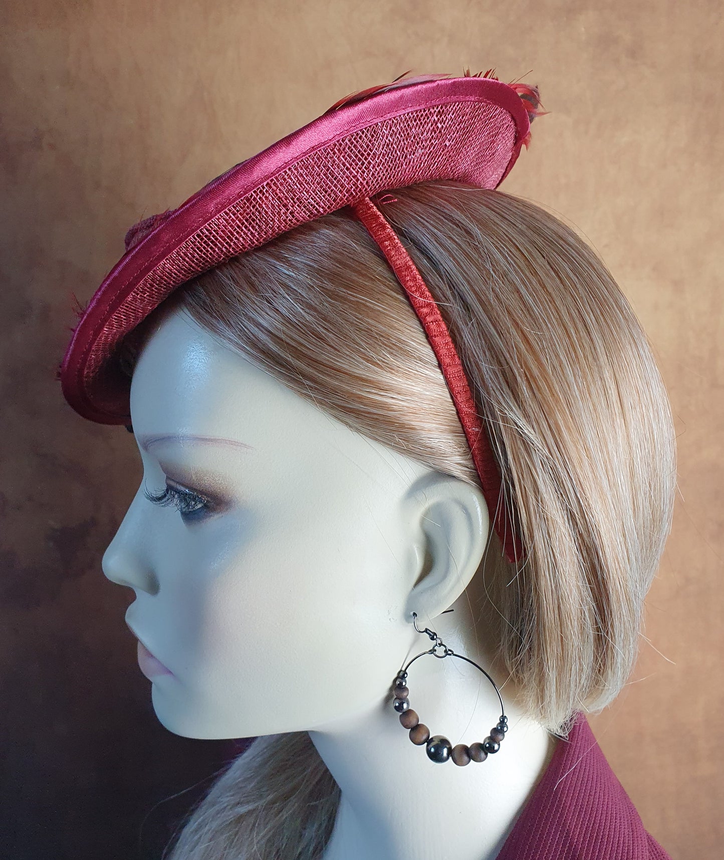 Fascinator bordeauxrood met sinamay, handgemaakt met hanenveren, roze in natuurlijk leer, dameshoofddeksel, speciale evenementen