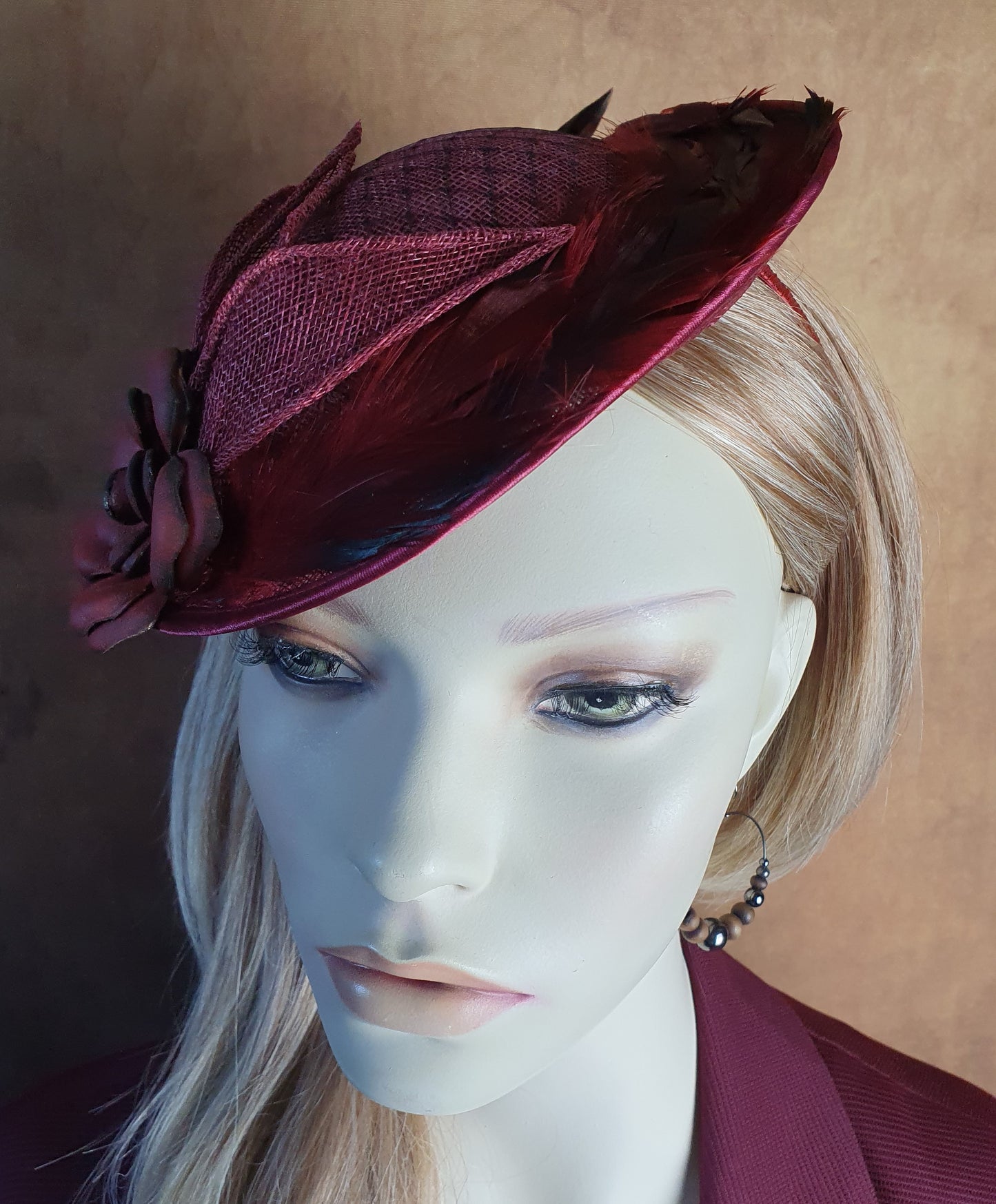 Fascinator bordeauxrood met sinamay, handgemaakt met hanenveren, roze in natuurlijk leer, dameshoofddeksel, speciale evenementen