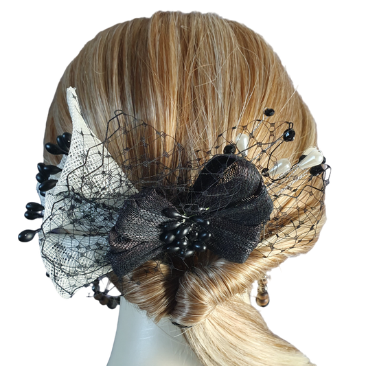 Peineta hecha a mano con flores en sinamay blanco y pistilos negros - elegante accesorio para el pelo para bodas, invitadas y fiestas