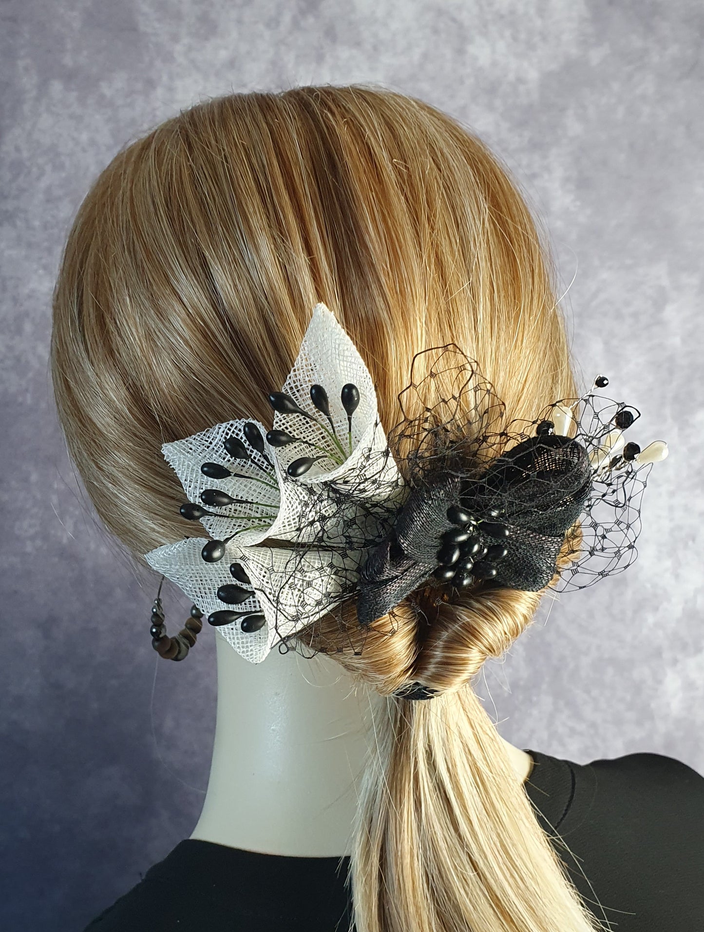Peineta hecha a mano con flores en sinamay blanco y pistilos negros - elegante accesorio para el pelo para bodas, invitadas y fiestas