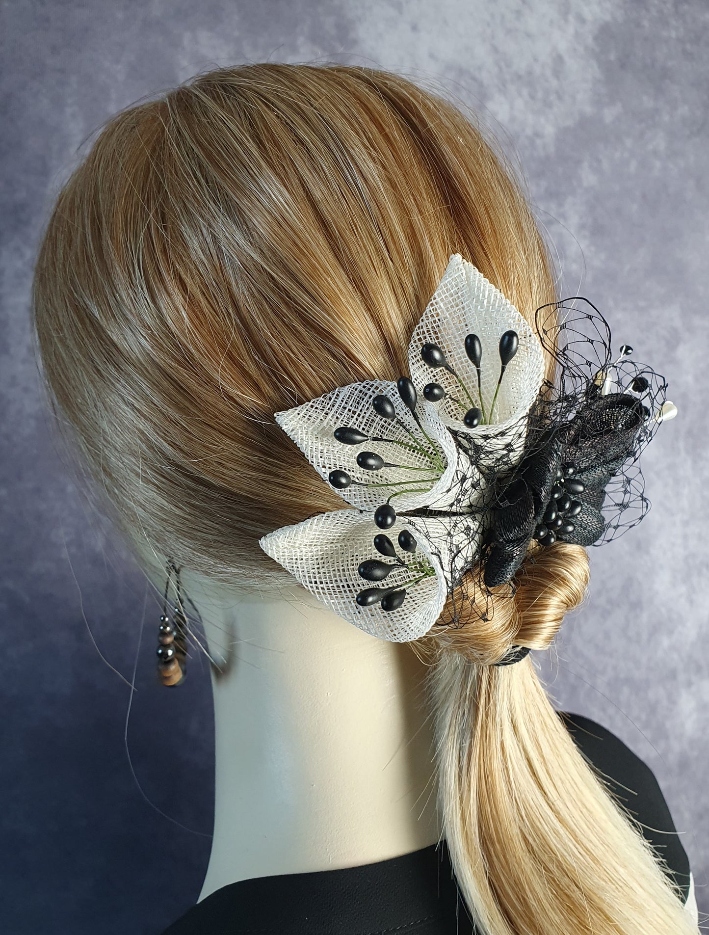 Handgemaakte haarkam met bloemen in witte sinamay en zwarte stampers- elegant haaraccessoire voor bruiloften, gasten en feesten