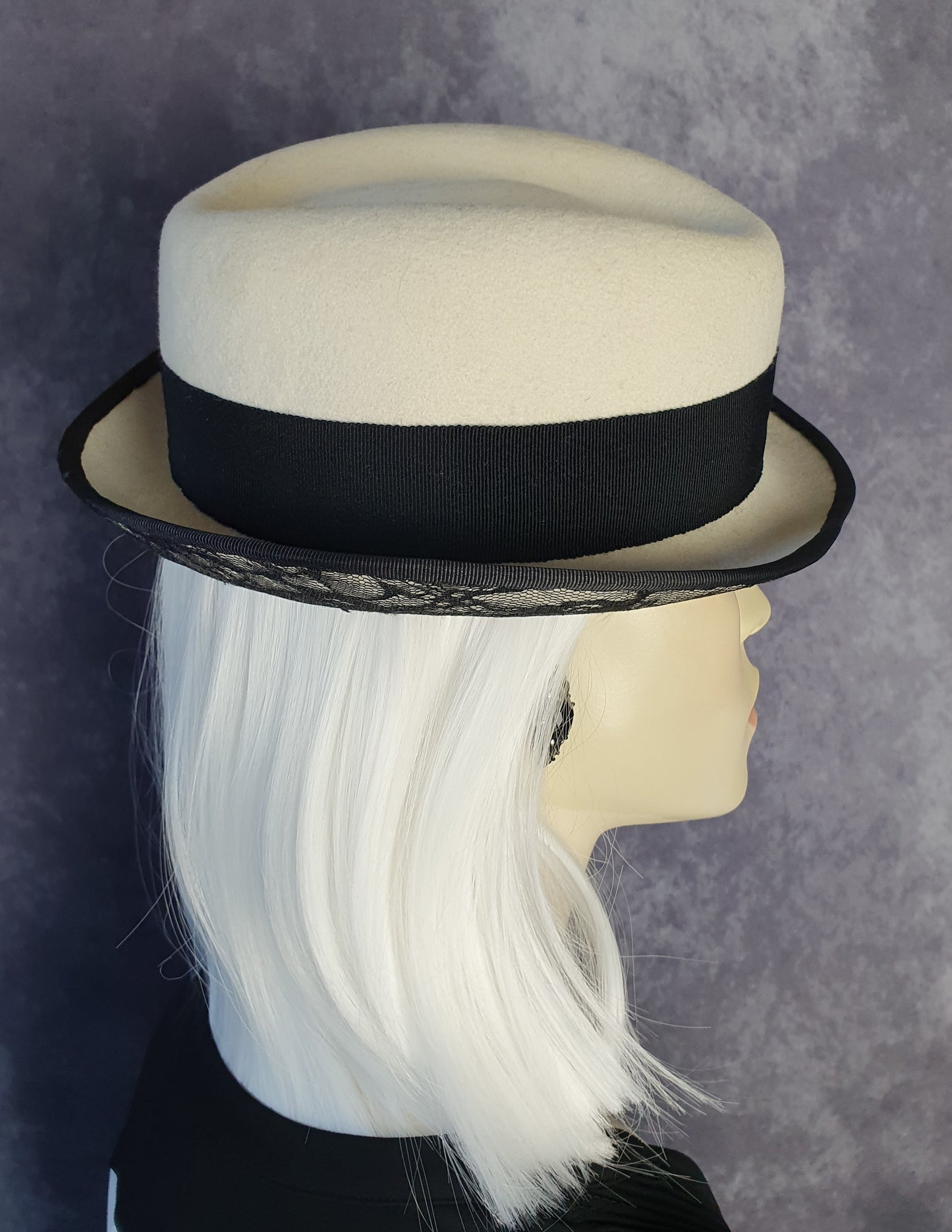 Sombrero de fieltro hecho a mano en blanco y negro, elegante sombrero vintage fedora con encaje -Perfecto para otoño e invierno y ocasiones especiales