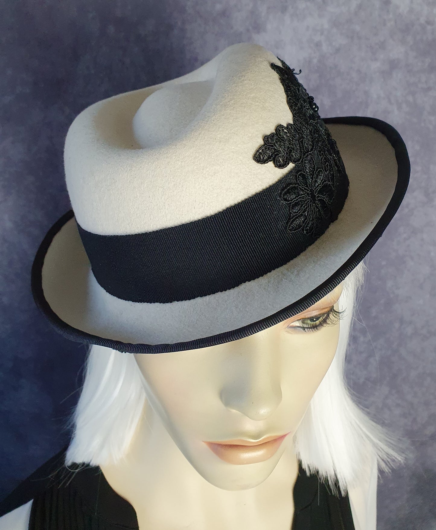 Sombrero de fieltro hecho a mano en blanco y negro, elegante sombrero vintage fedora con encaje -Perfecto para otoño e invierno y ocasiones especiales