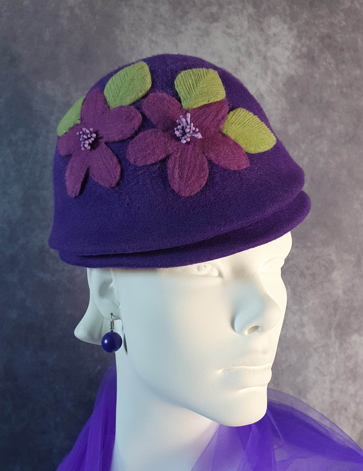 Gorra de mujer de fieltro morado hecha a mano con flores y hojas - Estilo vintage para otoño e invierno