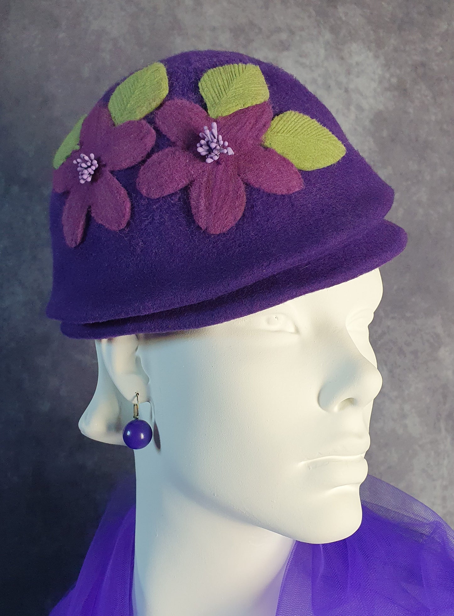 Gorra de mujer de fieltro morado hecha a mano con flores y hojas - Estilo vintage para otoño e invierno