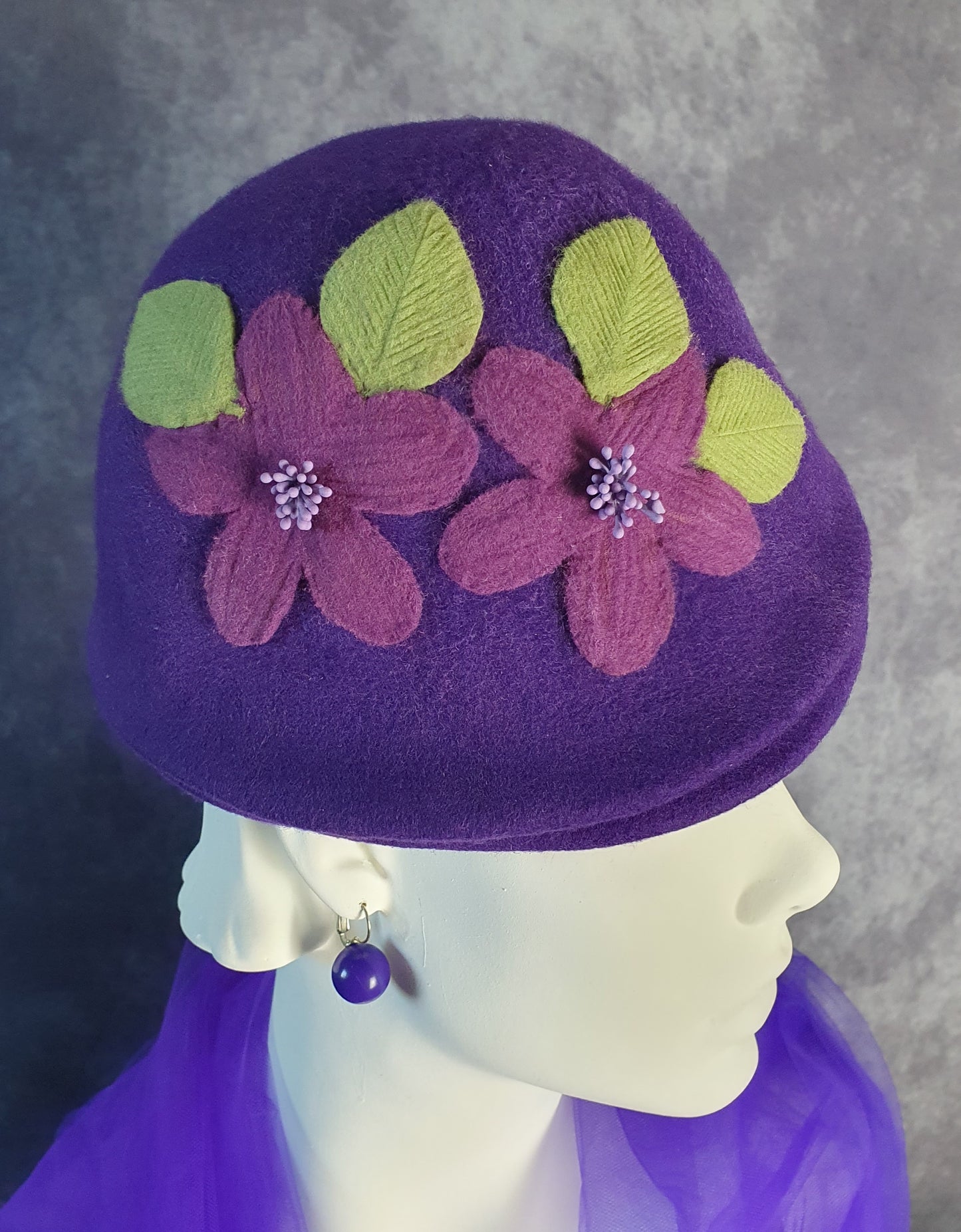 Handgemaakte Paarse Vilten Damespet met Bloemen en Bladeren - Vintage Stijl voor Herfst en Winter
