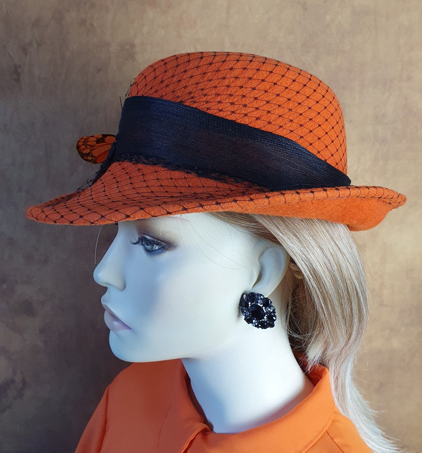 Sombrero de mujer de fieltro hecho a mano con abacá de seda, velo y mariposa -Perfecto para otoño e invierno y ocasiones especiales