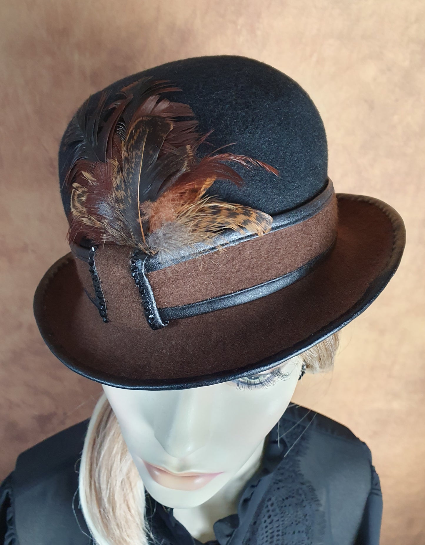 Handgemaakte zwart met bruin vilten bolhoed met haanveren, dames bolhoed, vintage bolhoed, derbyhoed, hoge hoed voor speciale evenementen